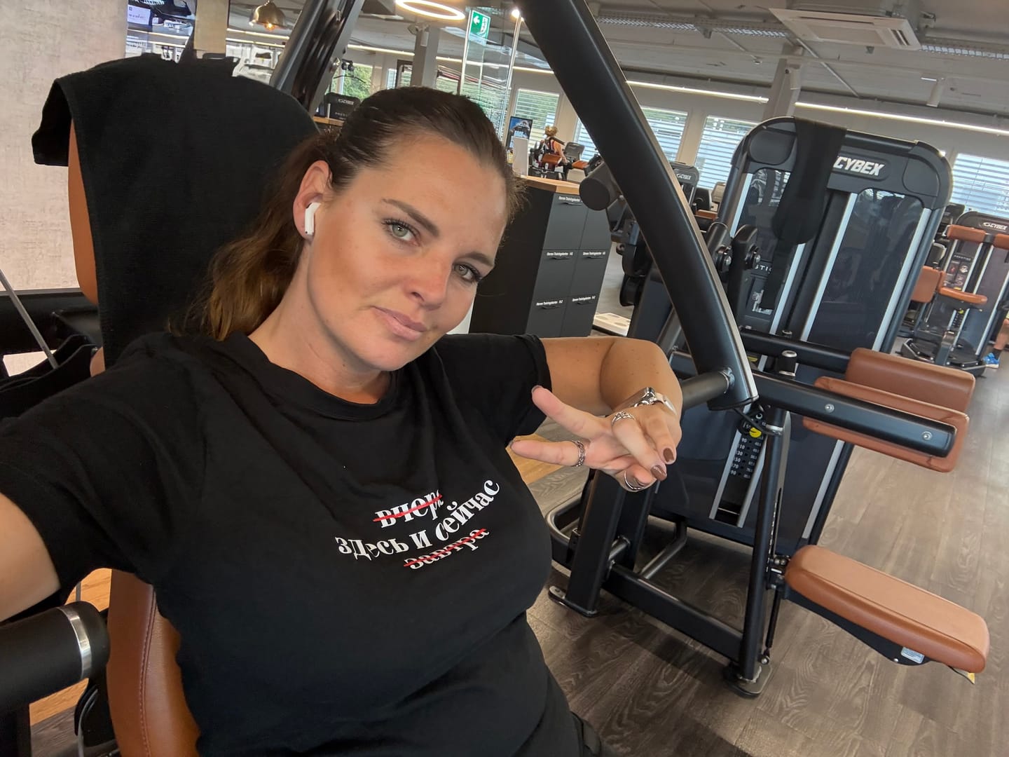 Customer photo review of Здесь и cейчас - Damen Oversized T-Shirt schwarz by SAEBIS®