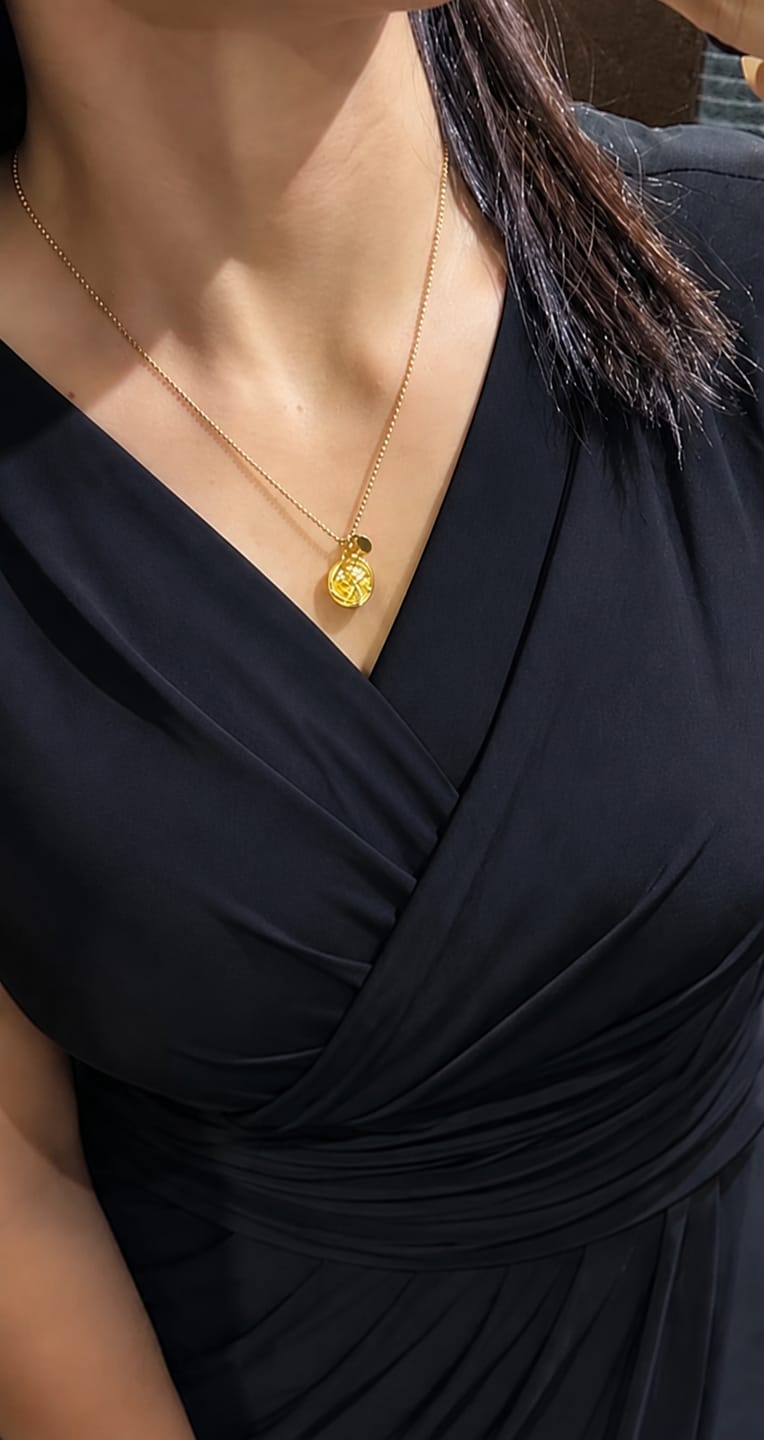 Customer photo review of Doğum Çiçeği Kolye