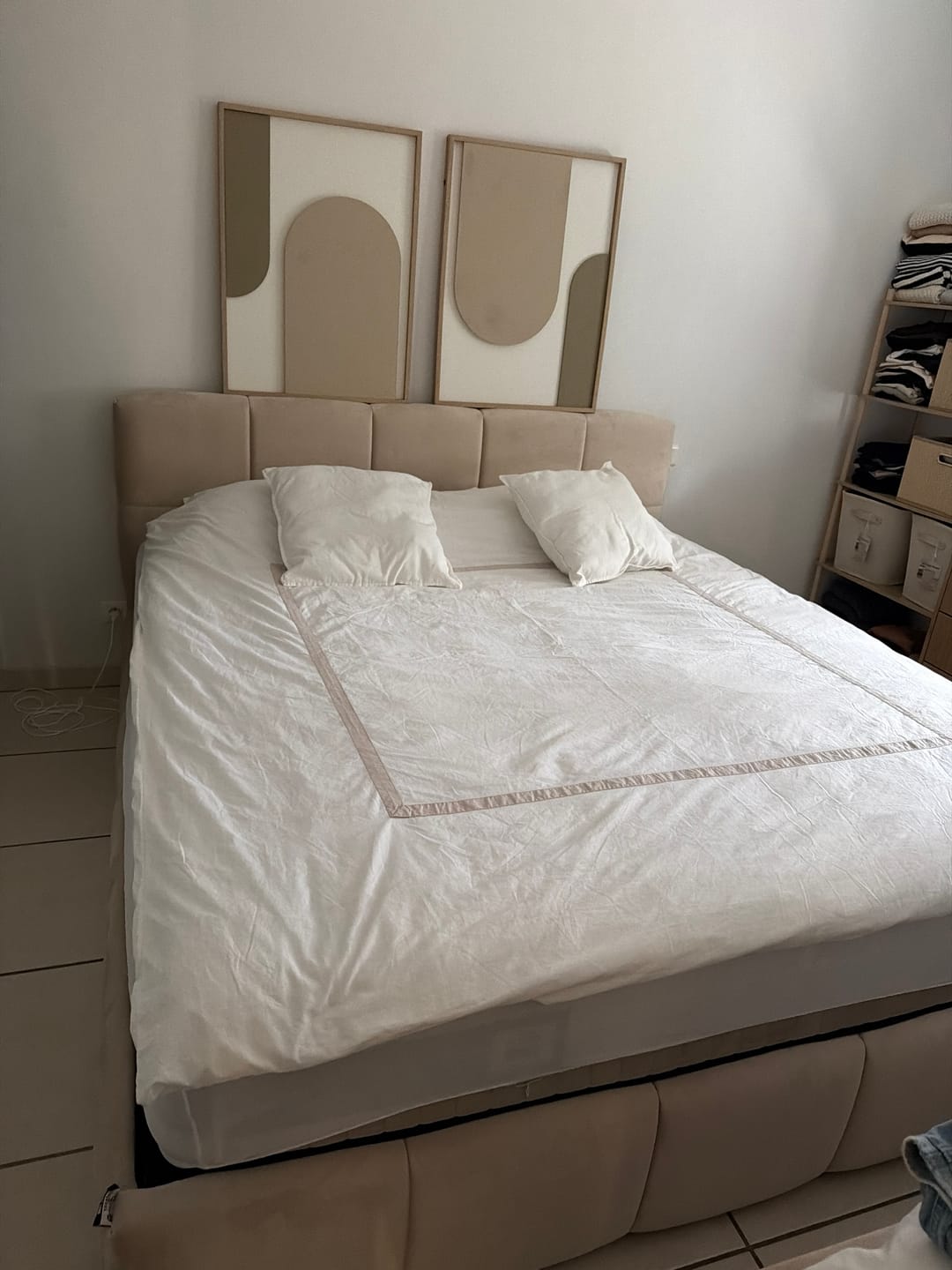 Customer photo review of Lit coffre MONCEAU – Tête de lit capitonnée design en velours ou bouclette – Coffre de rangement intégré