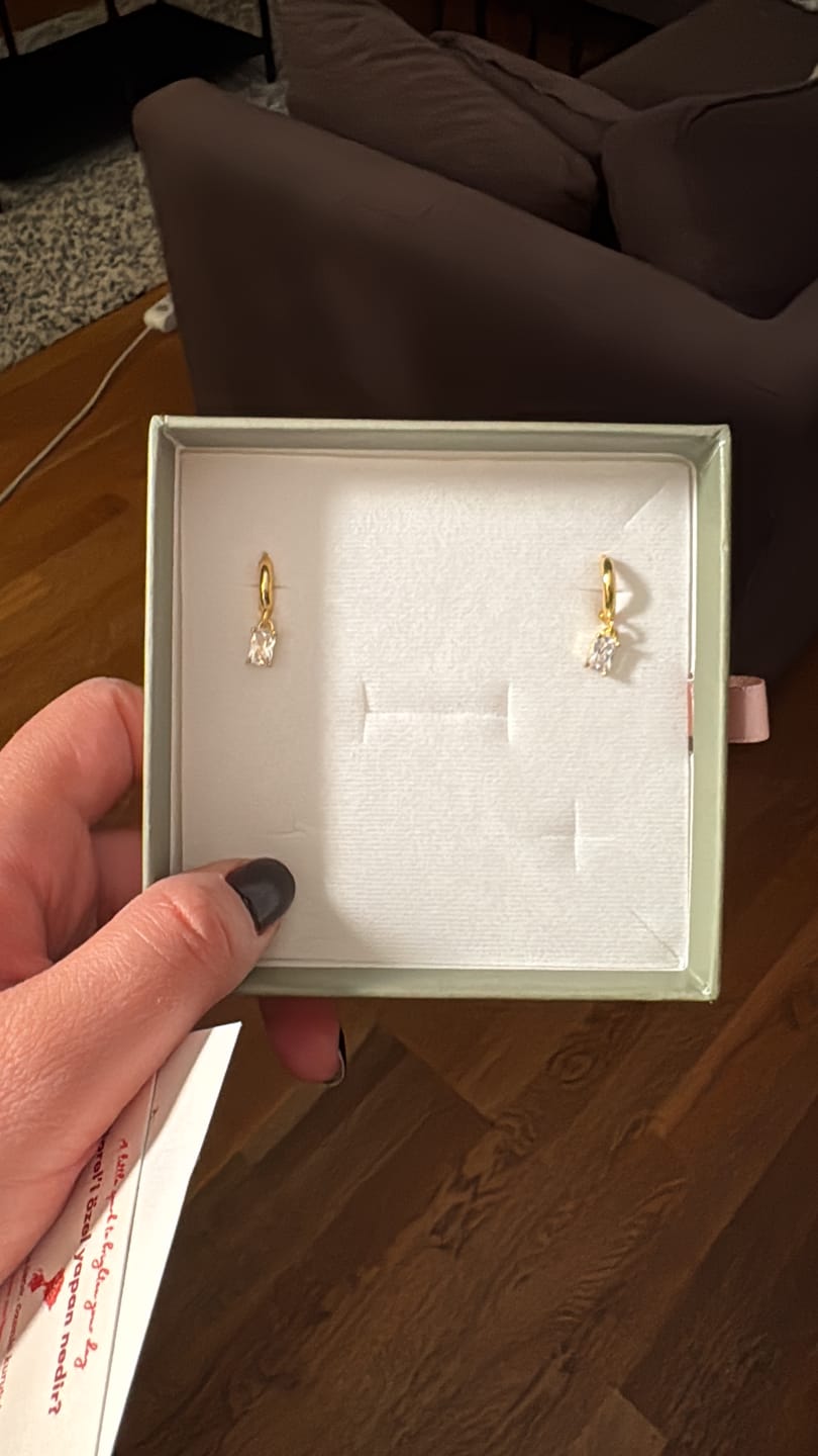 Customer photo review of Doğum Taşı Küpe