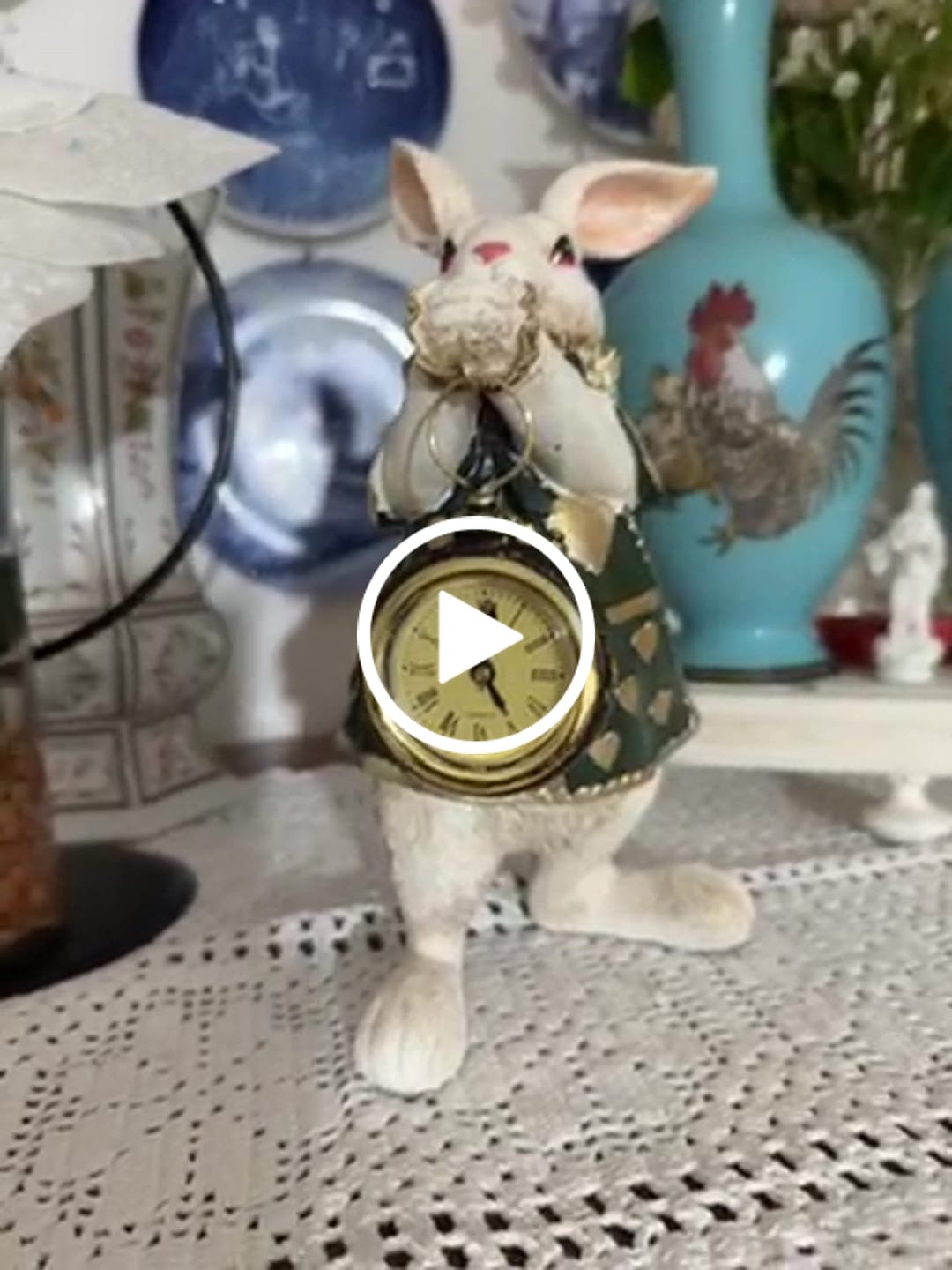 Customer video review of Bianconiglio con Orologio in Resina Bianco e Verde H.24 cm