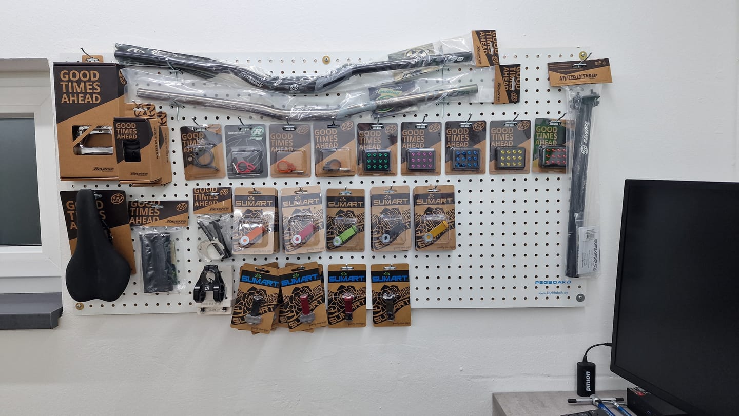 Customer photo review of Werkzeugwand aus Holz - 120 x 60 x 0,5 cm - Lochung Ø7 mm Abstand 25,4 mm - MDF weiß lackiert