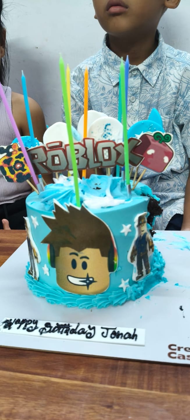Customer photo review of Roblox Game Day Cake