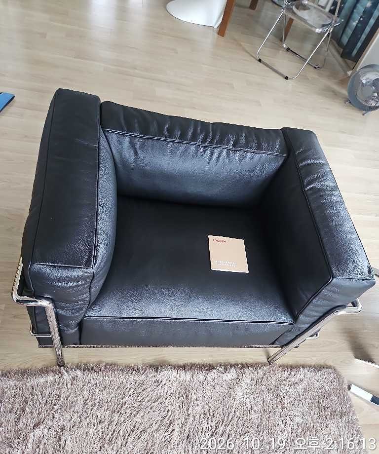 Customer photo review of LC3 - 레더 암체어