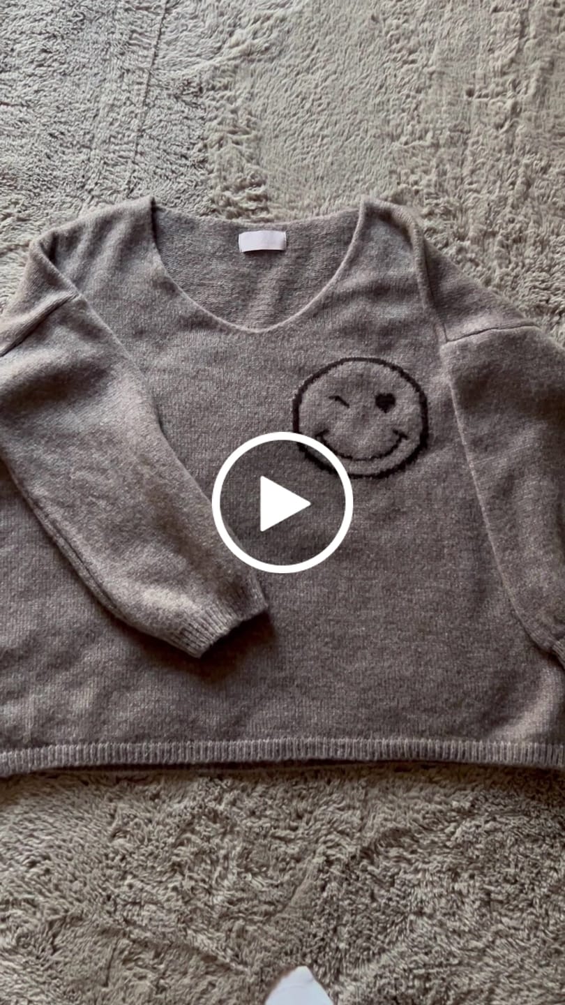 Customer video review of Oversize Strickpullover mit Smiley&Rückenprint taupe/dark chocolate
