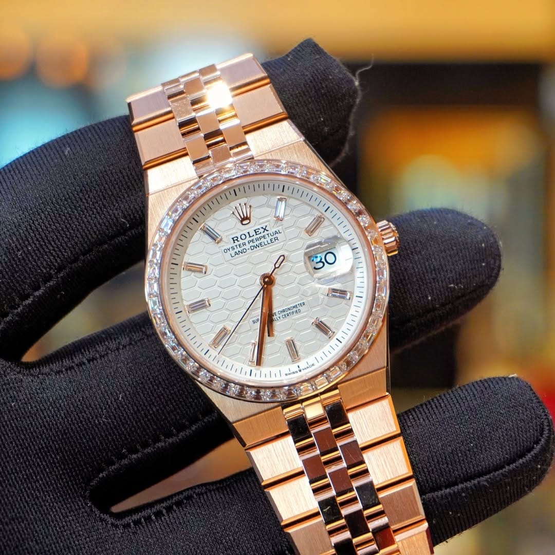 Customer photo review of Land-Dweller Oyster 40mm Everosegold & Diamonds Intense White Honeycomb Motif Dial  127385TBR-0003
