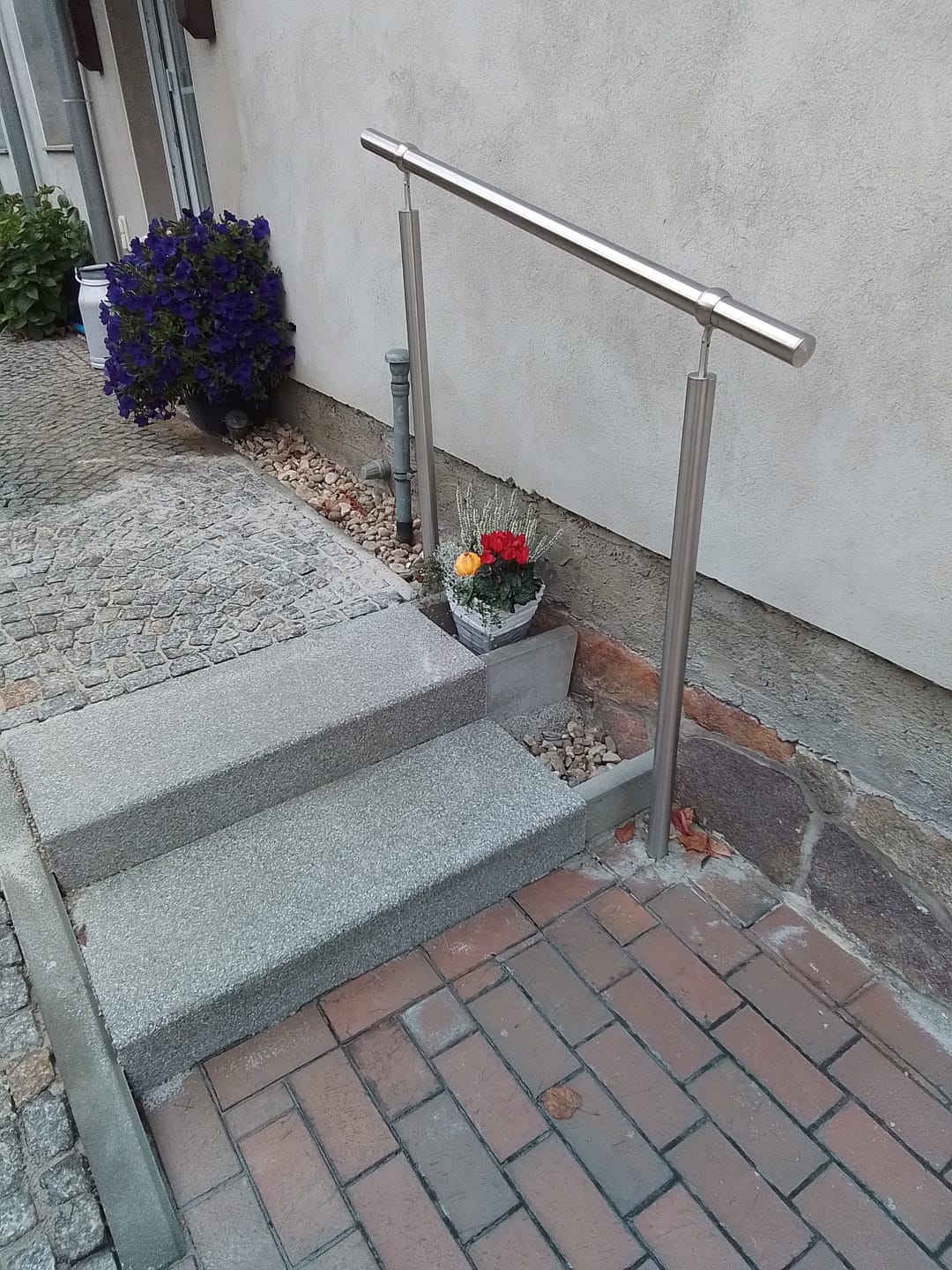 Customer photo review of Freistehender Edelstahl Handlauf zum Einbetonieren – Winkelverstellbar