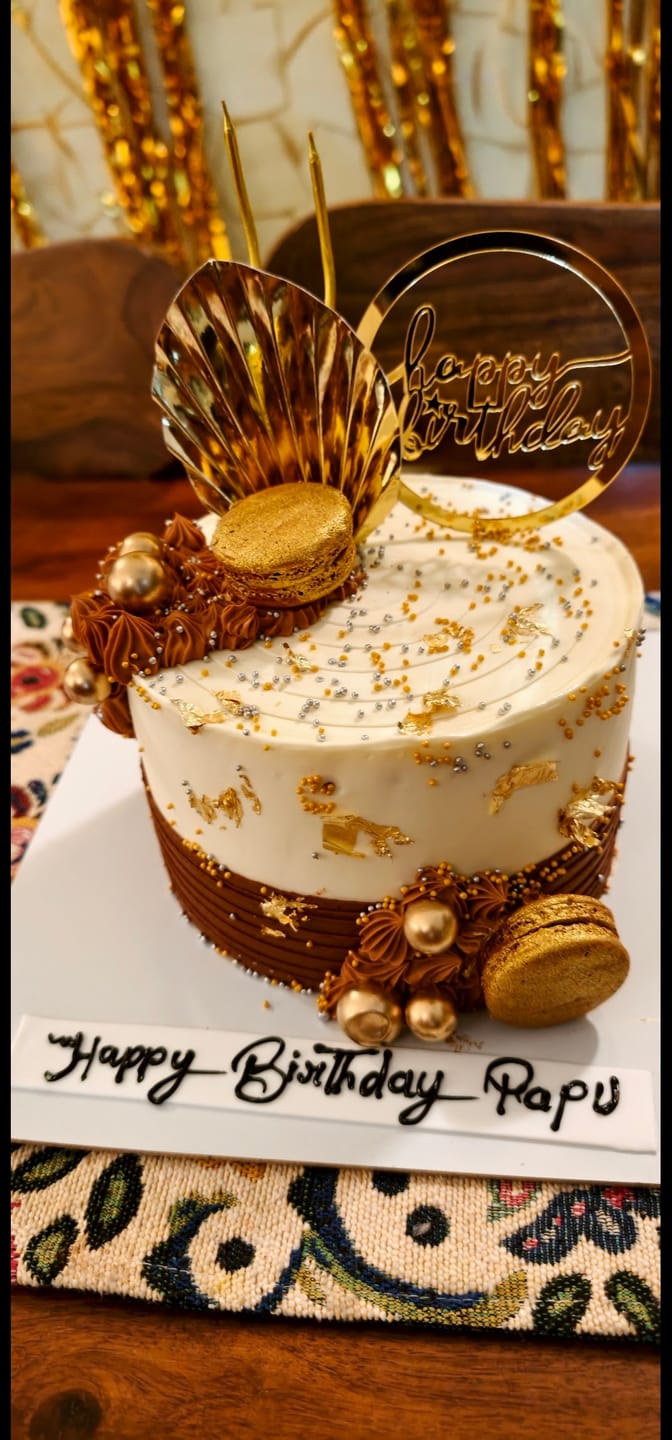 Customer photo review of Golden cake for boyfriend birthday