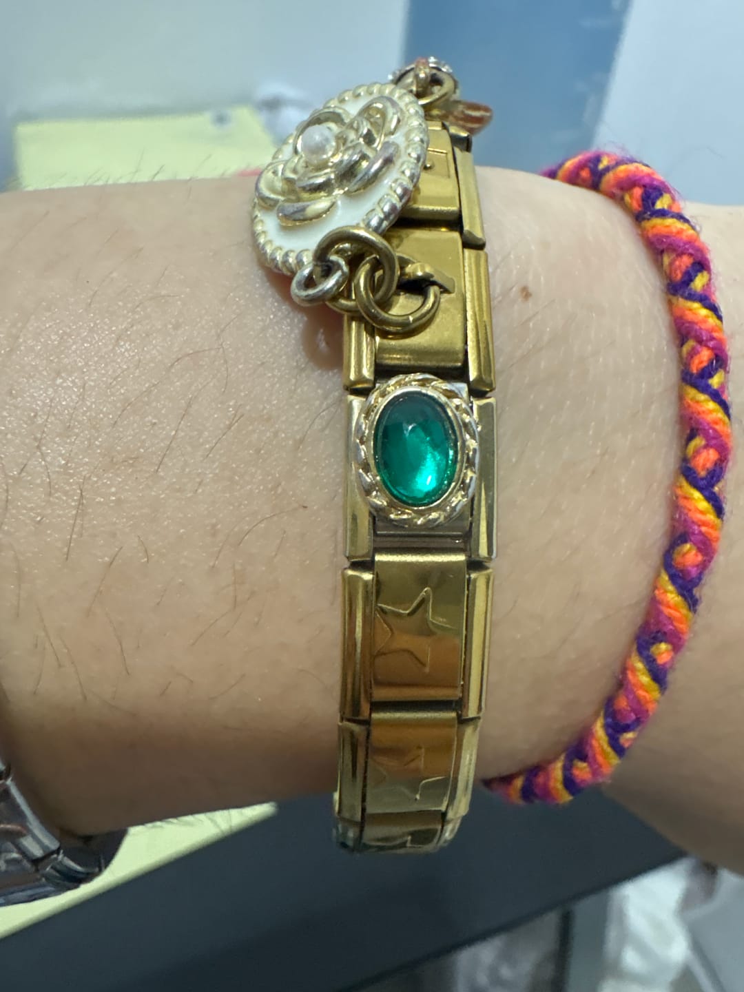 Customer photo review of Charm con una piedra verde engarzada
