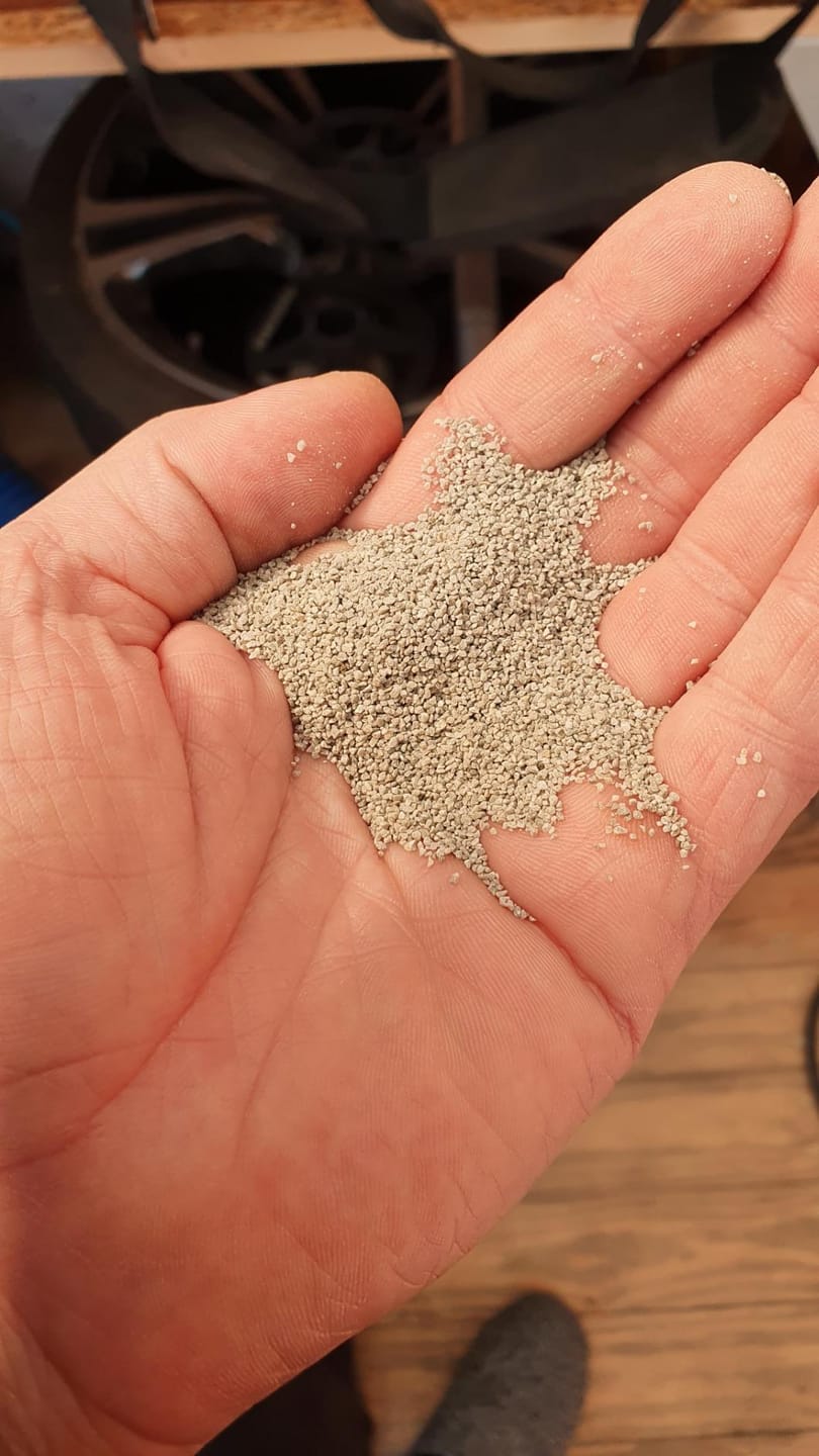 Customer photo review of HaGaFe Bio Rasenkalk, Gartenkalk, Garten-Kalk, Düngekalk, hebt den pH-Wert, gegen Moos im Rasen