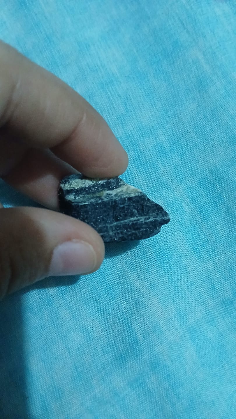 Customer photo review of Turmalina negra en bruto - piedra natural de protección energética