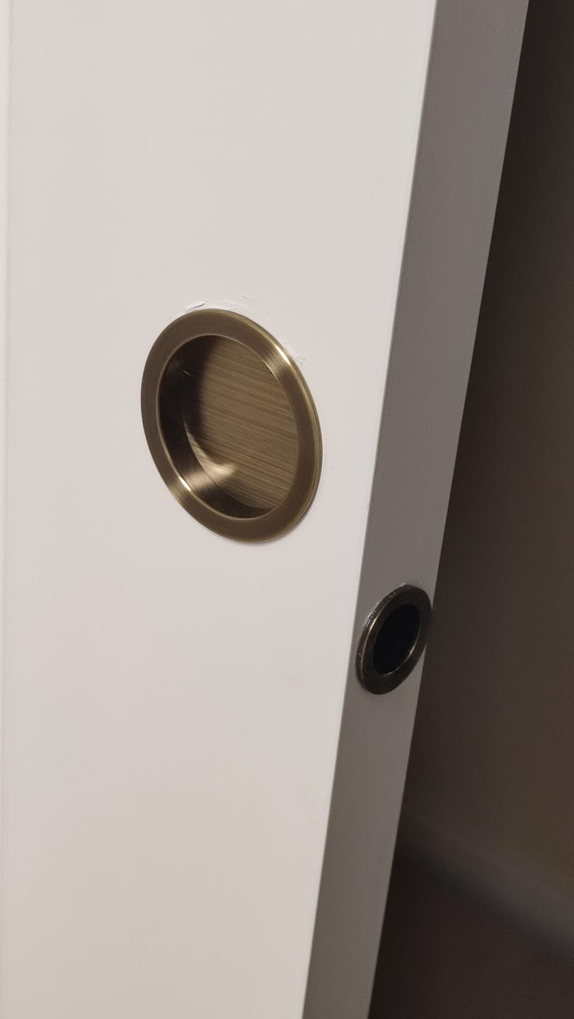 Customer photo review of Tirador Uñero Redondo acabado cuero para puerta corredera