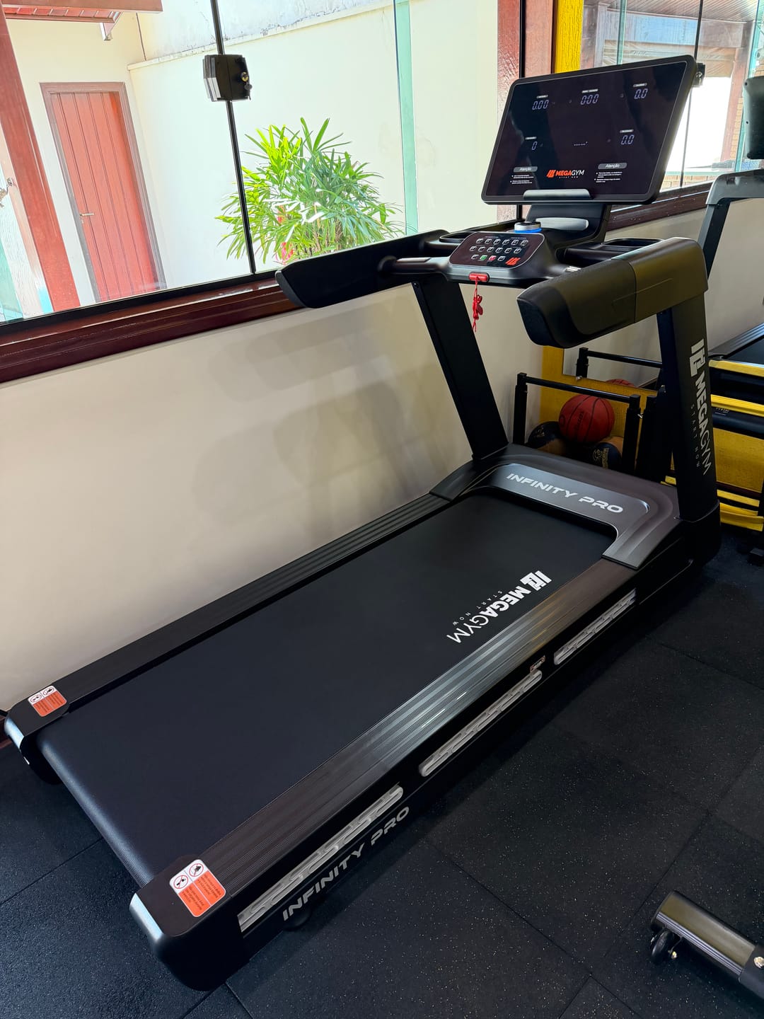 Customer photo review of Esteira Profissional Infinity Pro | 25 km/h | Suporta 200 kg | Motor AC 6 HPP | Inclinação Automática com 25 Níveis