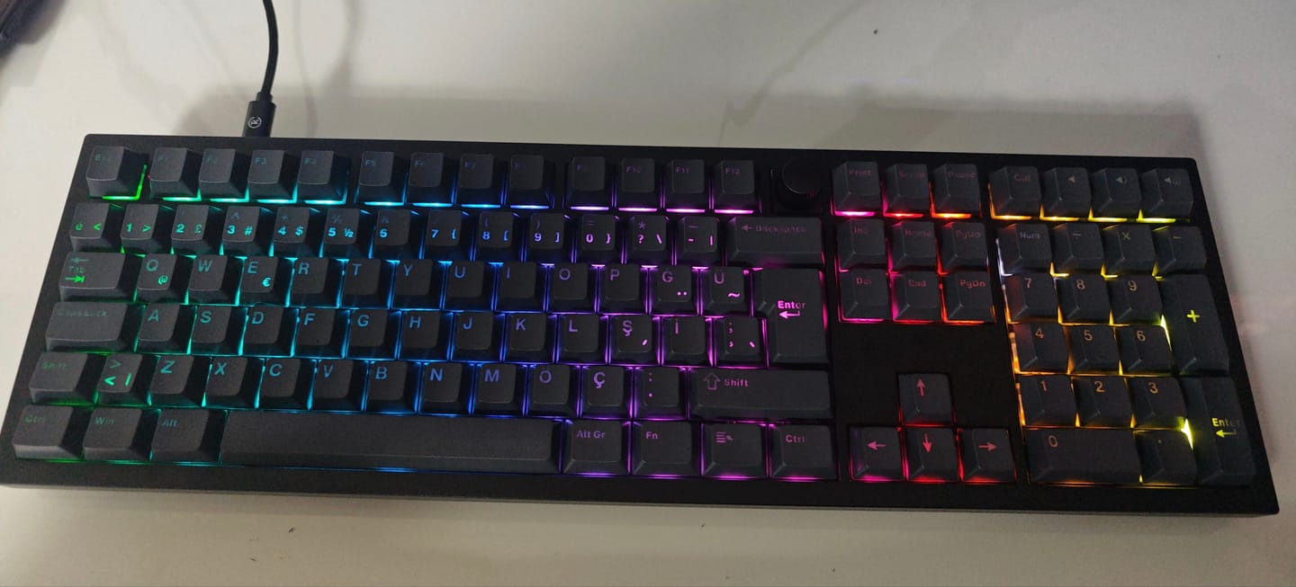 Customer photo review of Wraith Işık Geçirgen Çift Enjeksiyonlu PBT Türkçe Tuş Takımı