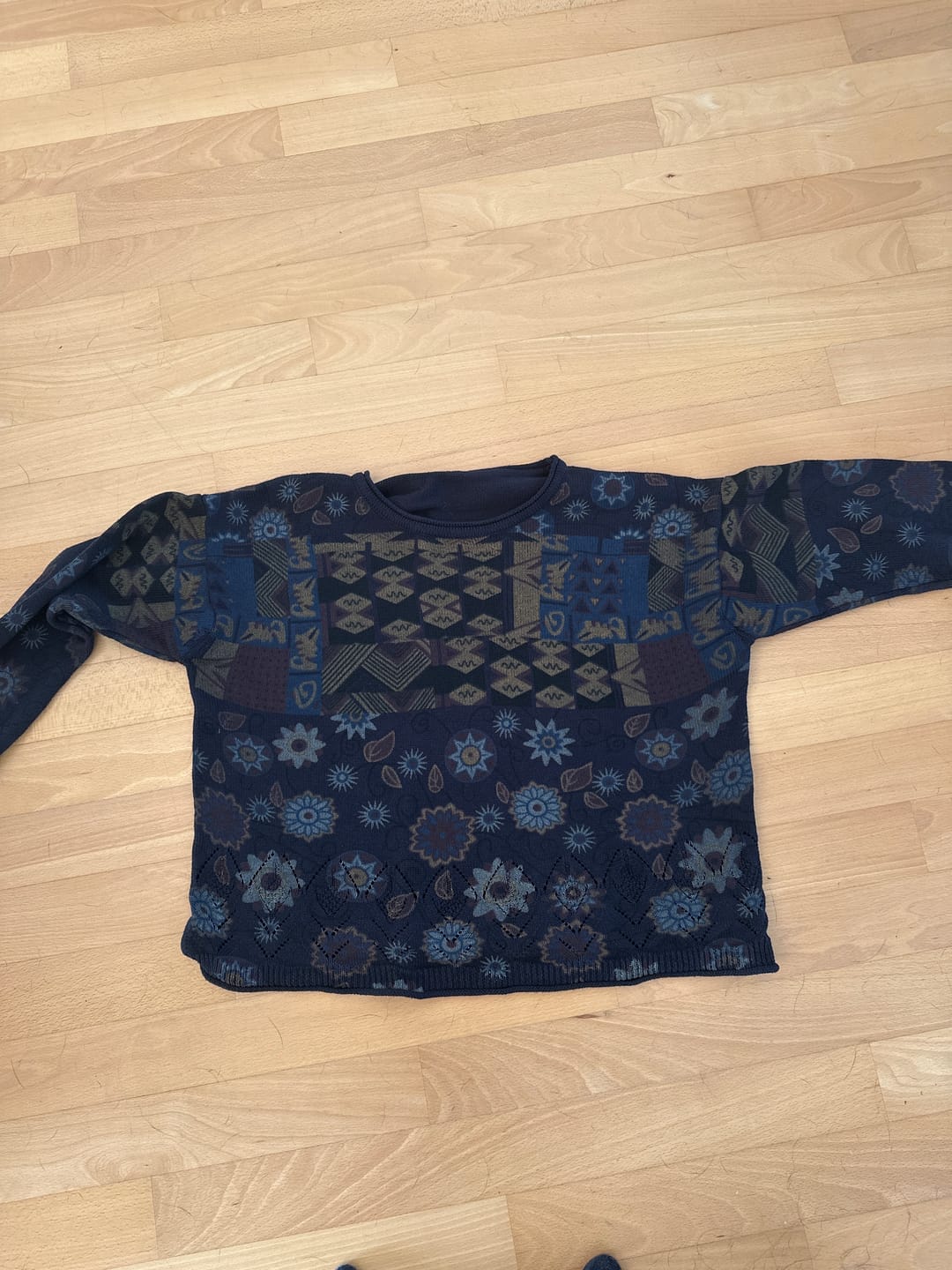 Customer photo review of Women Autumn Ethnic Flower O-Neck Knit Sweater