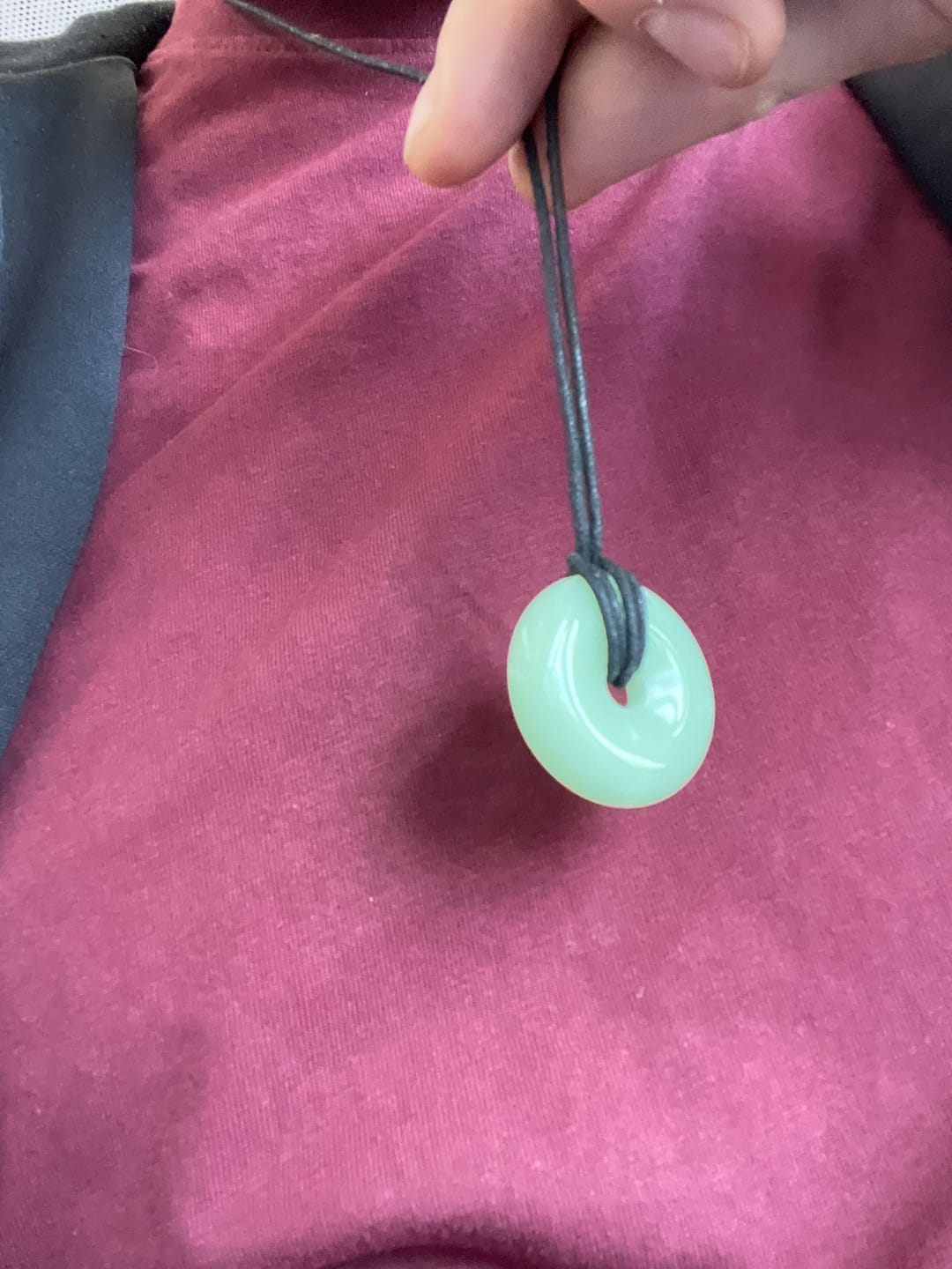 Customer photo review of Pendentifs donut en pierre sacrée Chinoise fluorescente Ye Ming Zhu. # 128