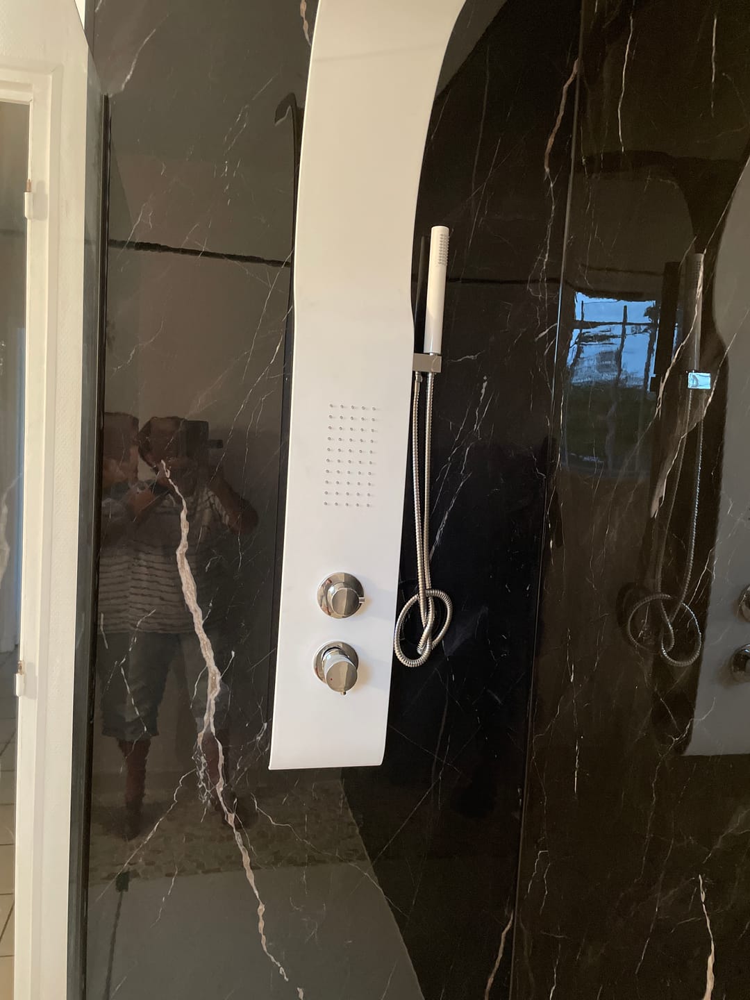 Customer photo review of Panneau Mural PVC Marbre Noir Brillant – Imperméable Douche & Salle De Bain