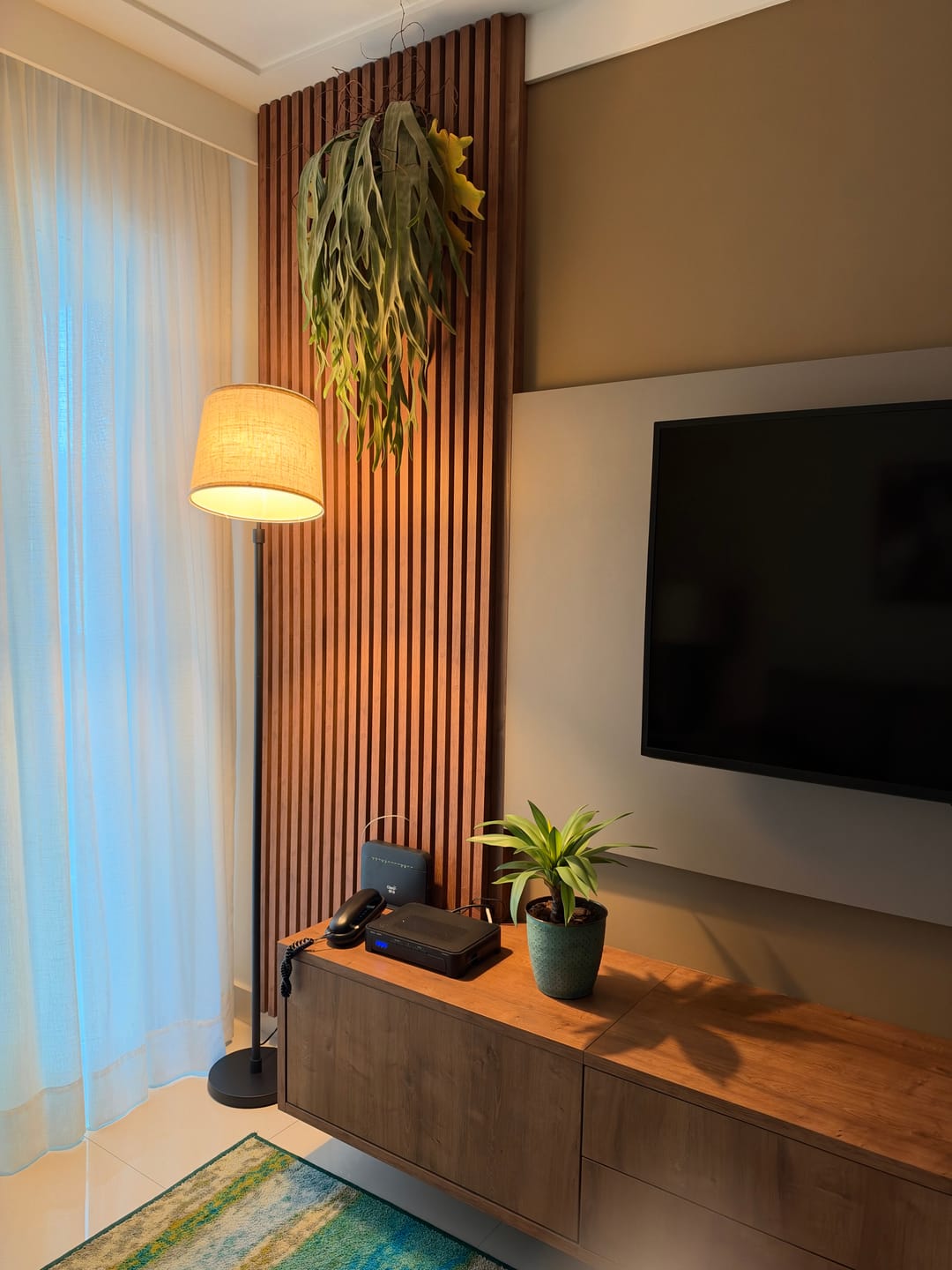 Customer photo review of Luminária de Chão Dimerizável com 3 Níveis de Iluminação