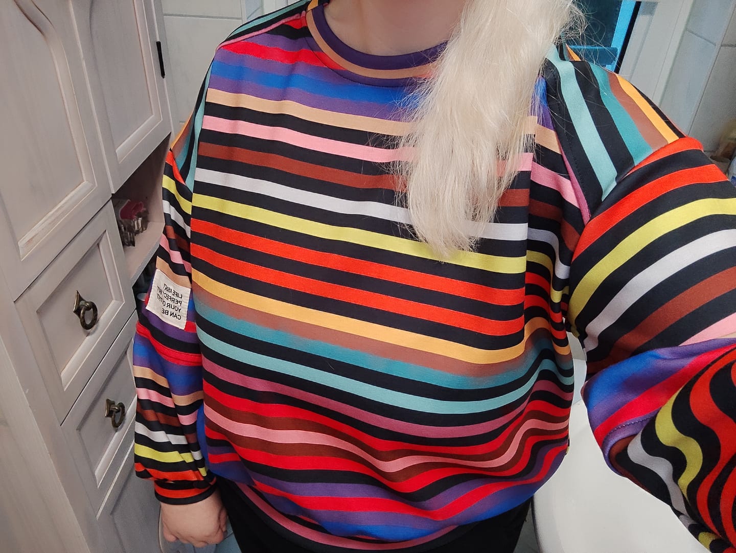 Customer photo review of Butterstoff Sweater mit Patch am Ärmel SMALL STRIPES schwarz/rainbow