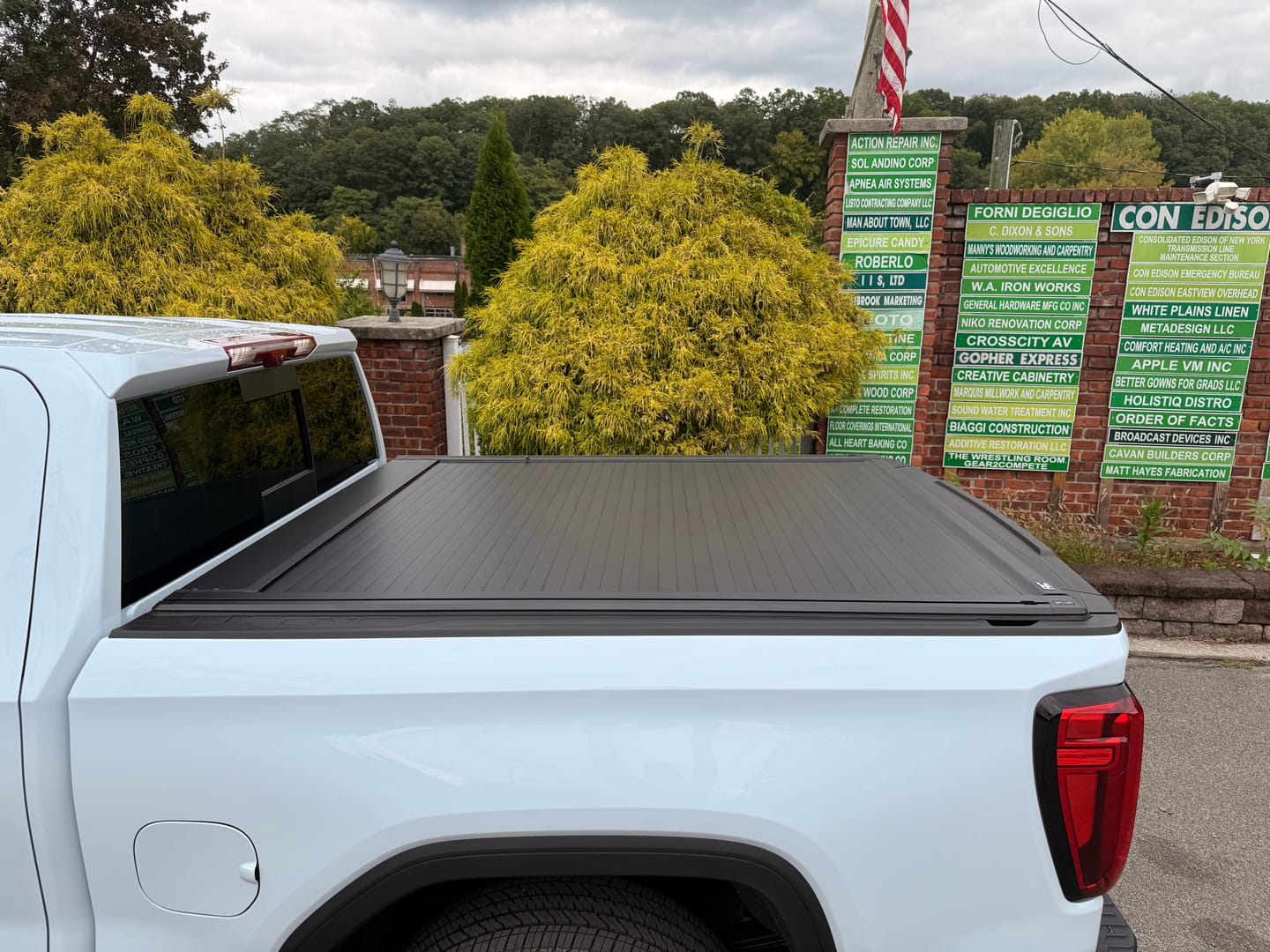Customer photo review of Rough Country 51120580 Powered Retractable Bed Cover | 5'10" Bed | Chevy/GMC Sierra 1500 (19-26)/Silverado 1500 (19-26)