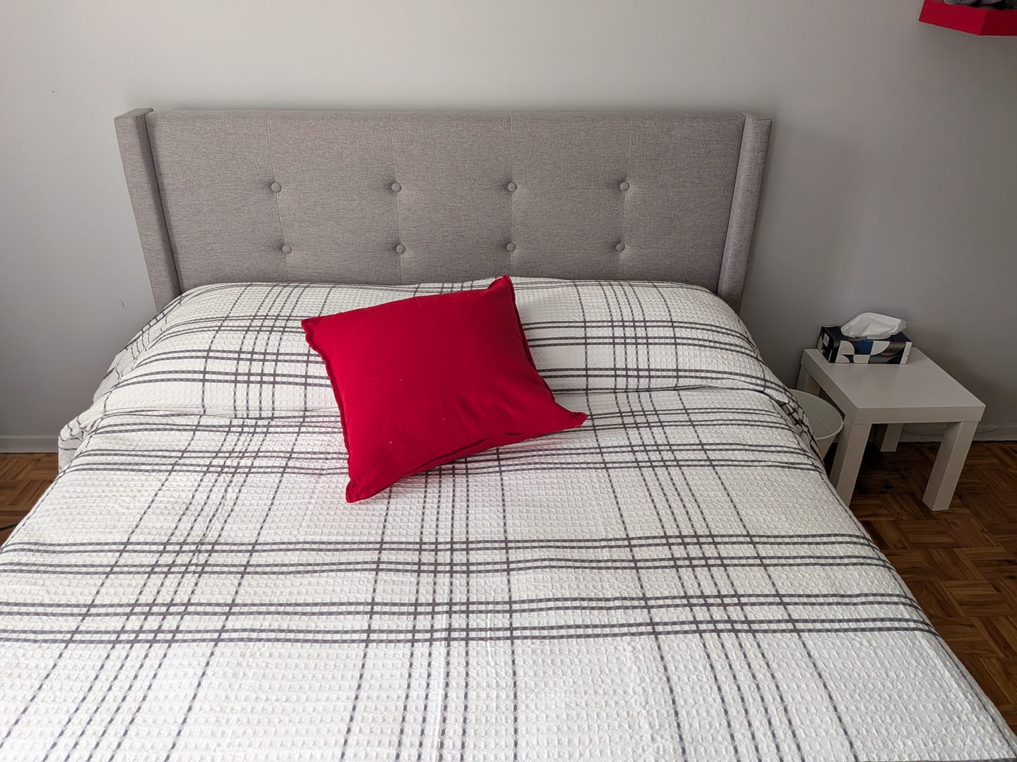 Customer photo review of ÉMILE - Base de lit capitonné gris