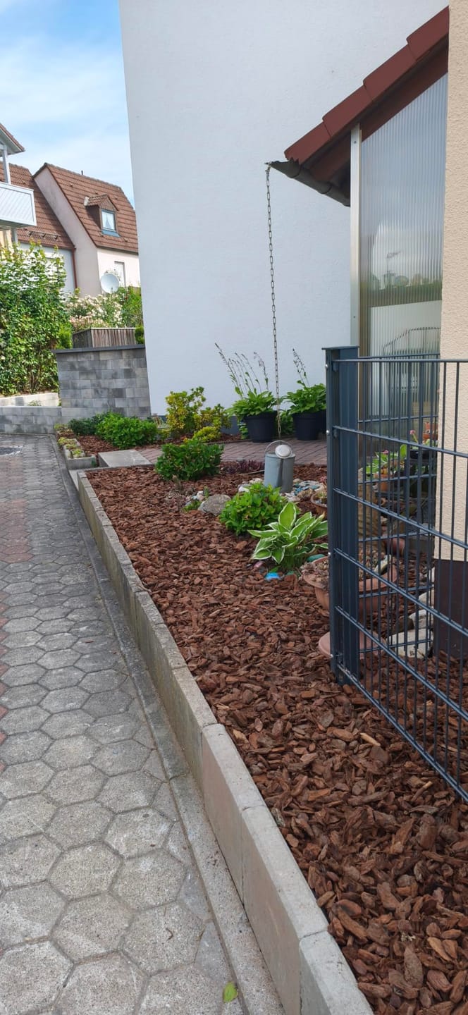 Customer photo review of Floragard Pinien - Rinde, Pinienrinde, grob 25-40mm, Rindenmulch, Bodenabdeckung aus reiner mediterraner Pinie