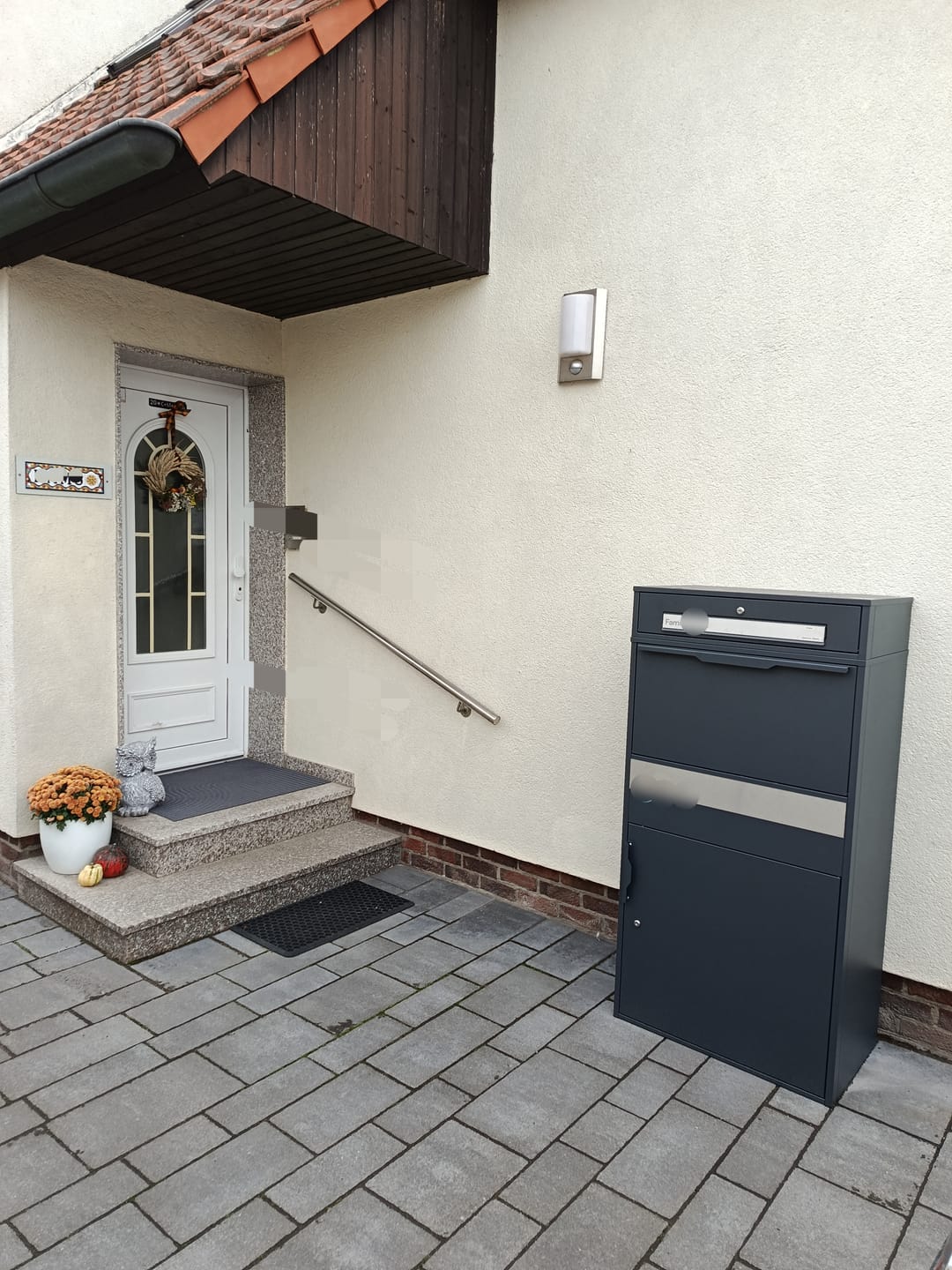 Customer photo review of XXL Paketbox mit Briefkasten | anthrazit - RAL7016 | personalisiert mit Edelstahl-Schildern