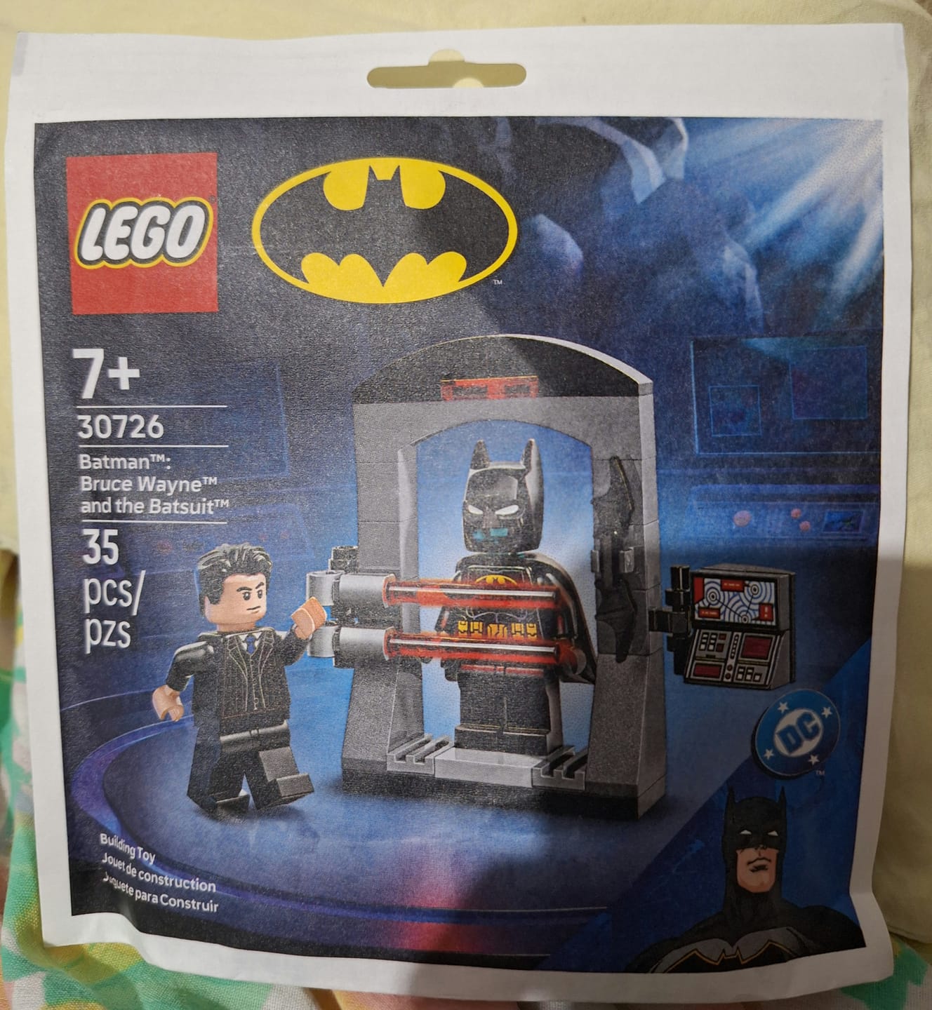 Customer photo review of Batman™: Bruce Wayne™ y el Bat-traje
