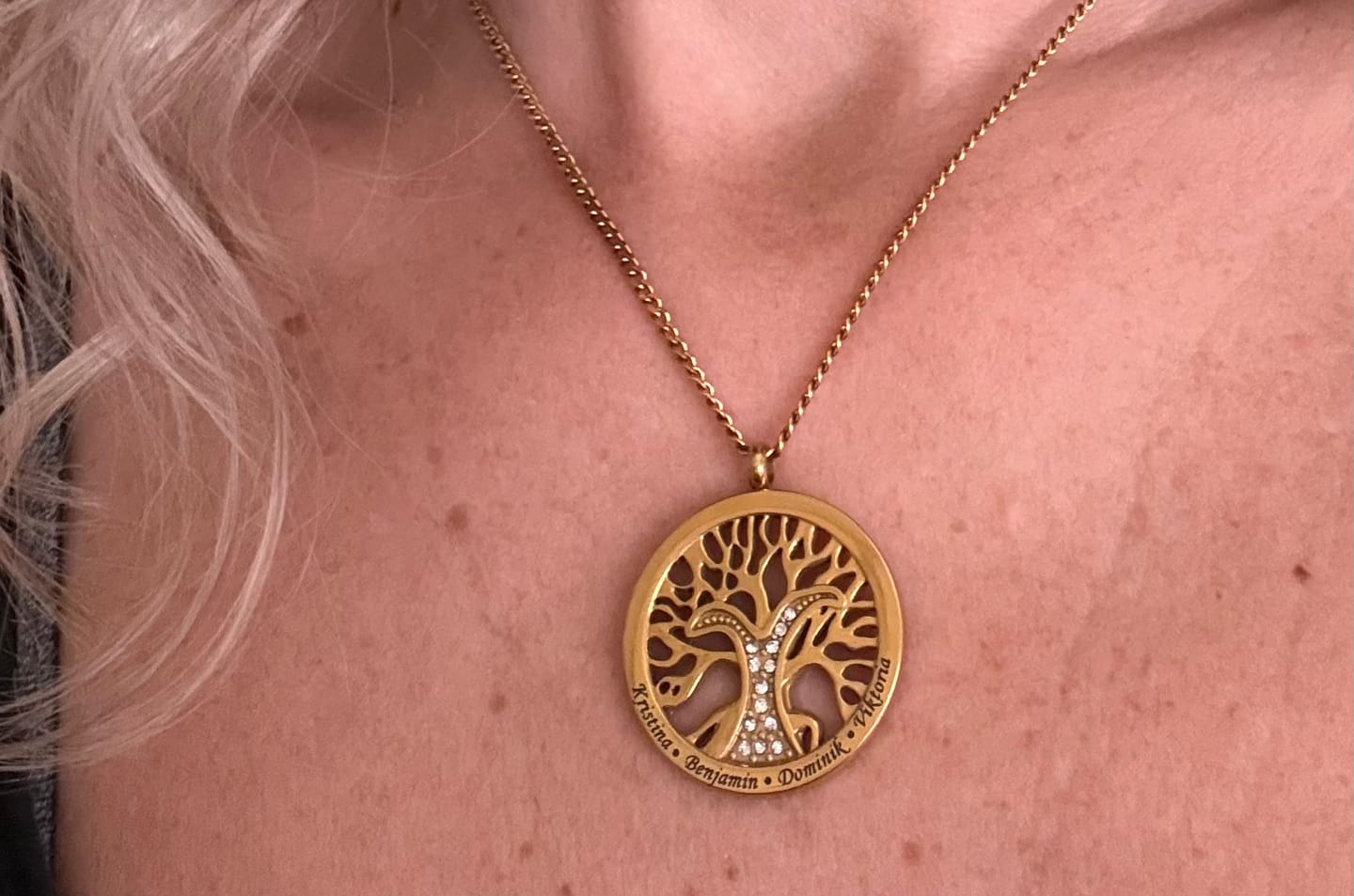 Customer photo review of Personalisierte Lebensbaumkette mit Zirkoniasteinen