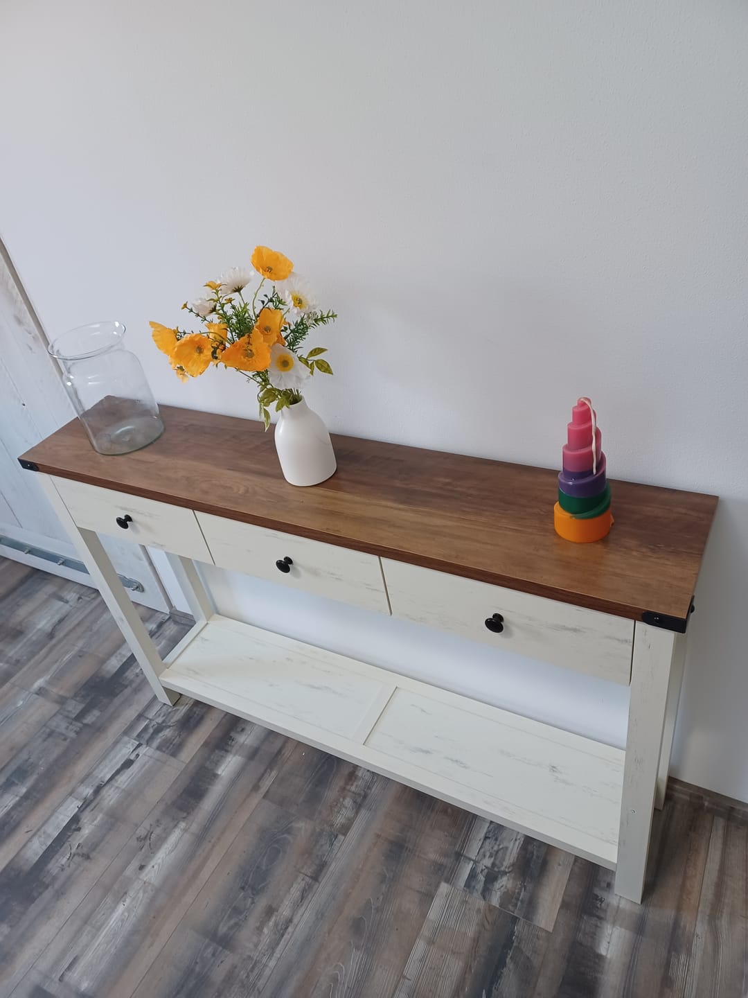 Customer photo review of Sidetable in Landhuisstijl met 3 Lades en Onderplank – Smalle Consoletafel voor Hal, Woonkamer of Gang – Honingbruin/Vintage Wit