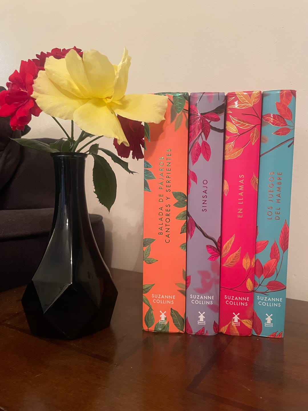 Customer photo review of Los Juegos del Hambre — Colección Completa en Español | 4 Libros Tapa Dura - Suzanne Collins- Hardcover