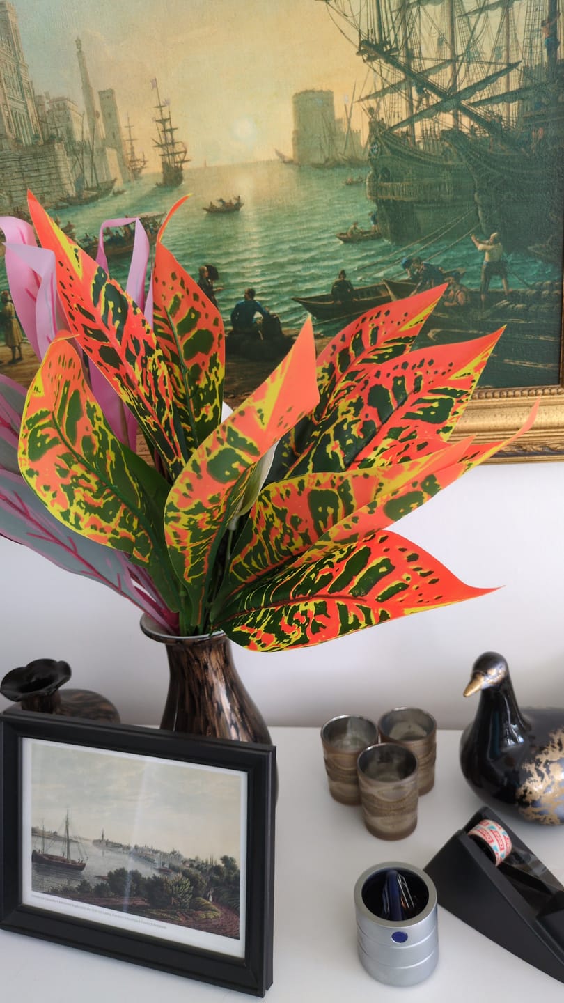 Customer photo review of Künstliche Pflanzen-Kombination aus Buntblatt, Einblatt und Drachenbaum, 58 cm, Set aus 3 Pflanzen, Innenraum-Deko, Wohnaccessoire, für Blumenarrangements