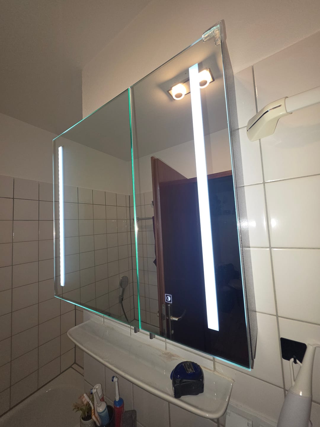 Customer photo review of SONNI Spiegelschrank Bad mit Beleuchtung und Make-up Ablage 70x65 cm, Steckdose & 3-fache Vergrößerungsspiegel, 3 Lichtfarben, Dimmbar - Dunkelgrau