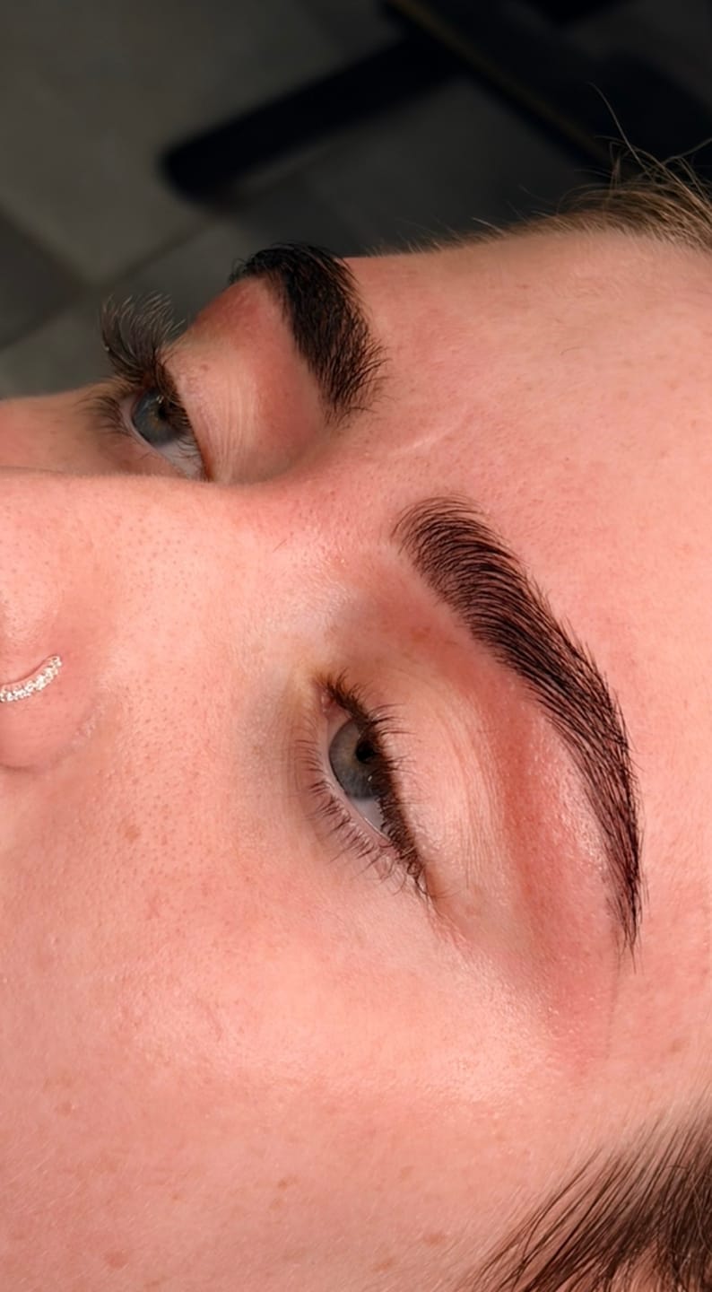 Opinión con foto de un cliente sobre Onyx - Tinte híbrido para cejas - 15 ml