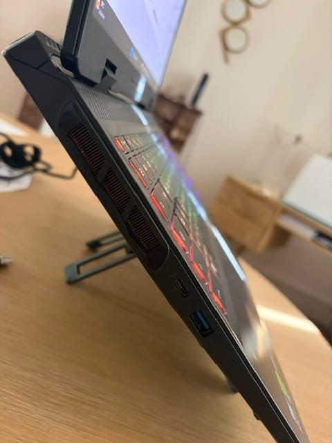 Customer photo review of Airstand® Support en aluminium pliable - MacBook & PC de 10 à 16" - Confort optimal
