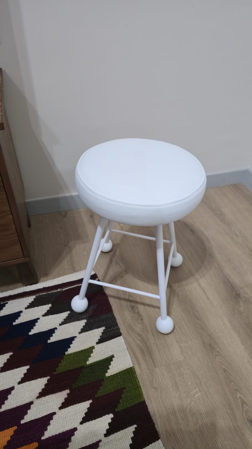 Customer photo review of Tabure Deri Döşemeli Bembeyaz Metal Ayaklı – 47cm