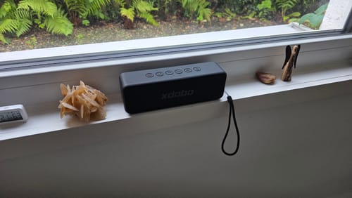 XDOBO-Lautsprecher auf einer Fensterbank