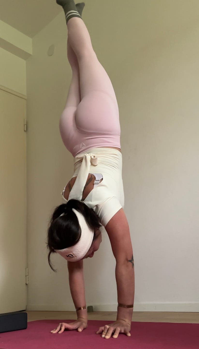 Customer photo review of MOTION MID WAIST SCRUNCH LEGGINGS V2