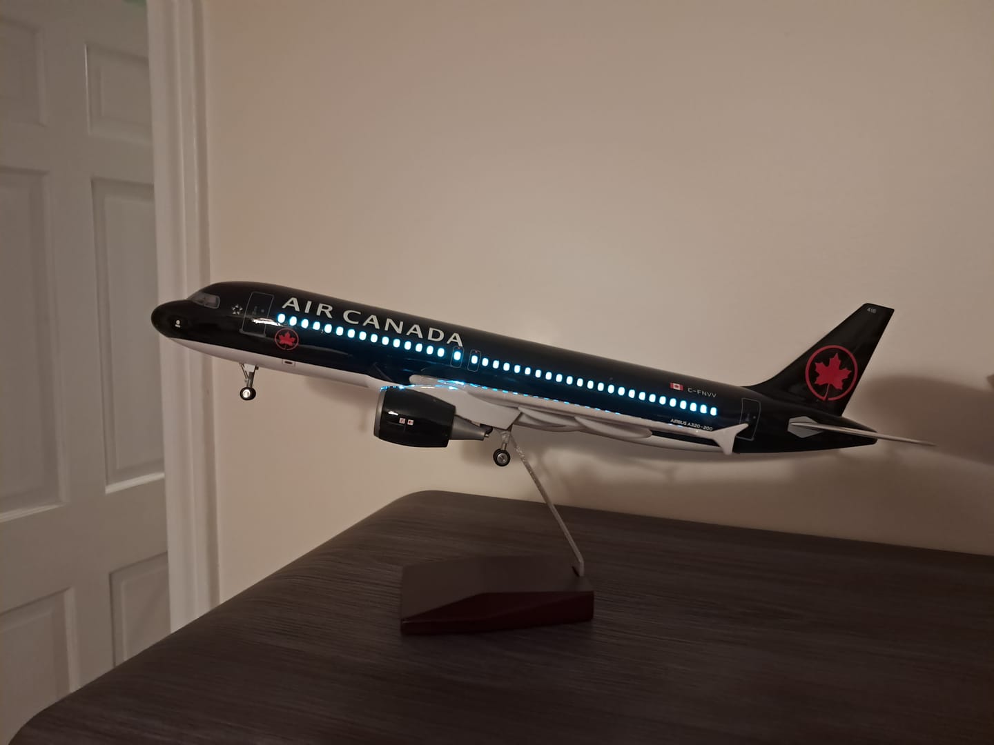 Customer photo review of Air Canada Airbus A320-200 1:80 – 47 cm / 18.5 in – LED Lights