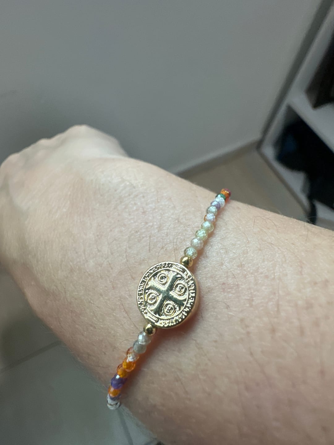 Customer photo review of Pulsera Chaquiras Rainbow con San Benito