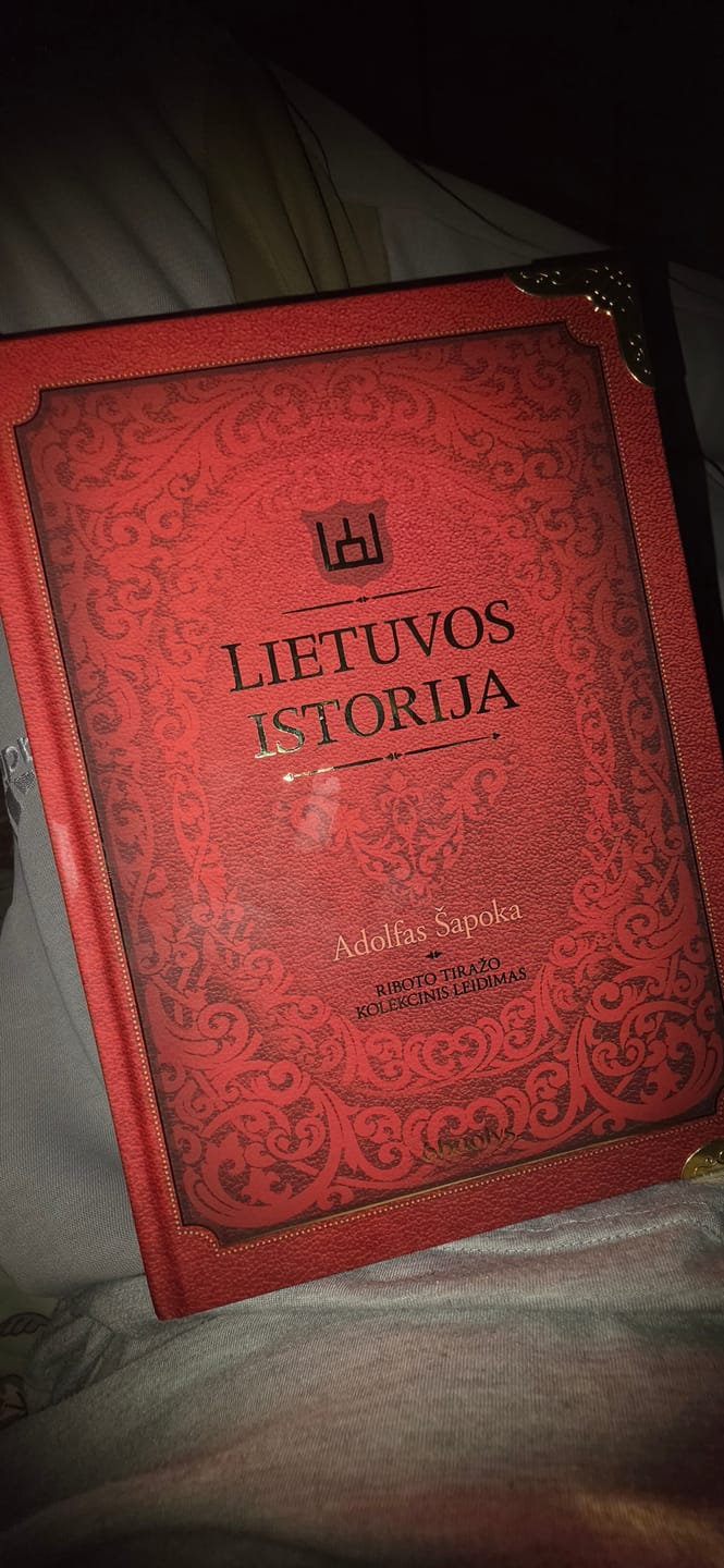 Customer photo review of Lietuvos istorija: XXL riboto tiražo kolekcinis A. Šapokos knygos leidimas + trispalvė šilko juostelė + metalo kampai + Žalgirio mūšį vaizduojanti puslapių briauna