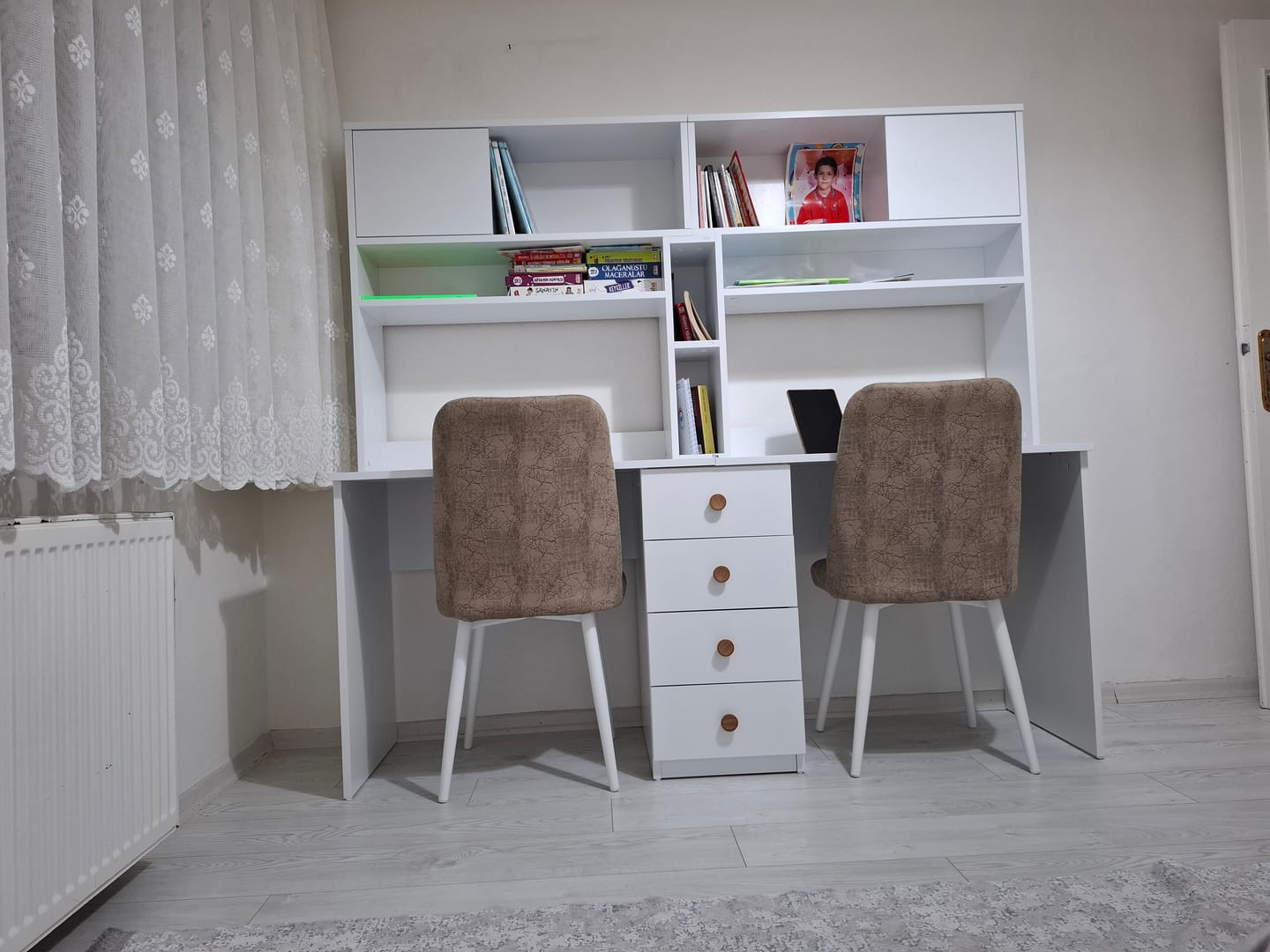 Customer photo review of Rani HA130 İki Kişilik Raflı 2 Kapaklı 4 Çekmeceli Çalışma Ofis Bilgisayar Masası Beyaz