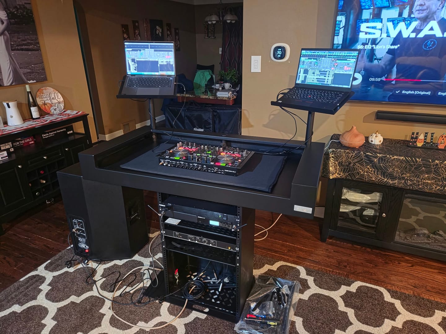 Customer photo review of Headliner HL30000 Malibu Portable DJ Podium with Countertop and Base Column - Black