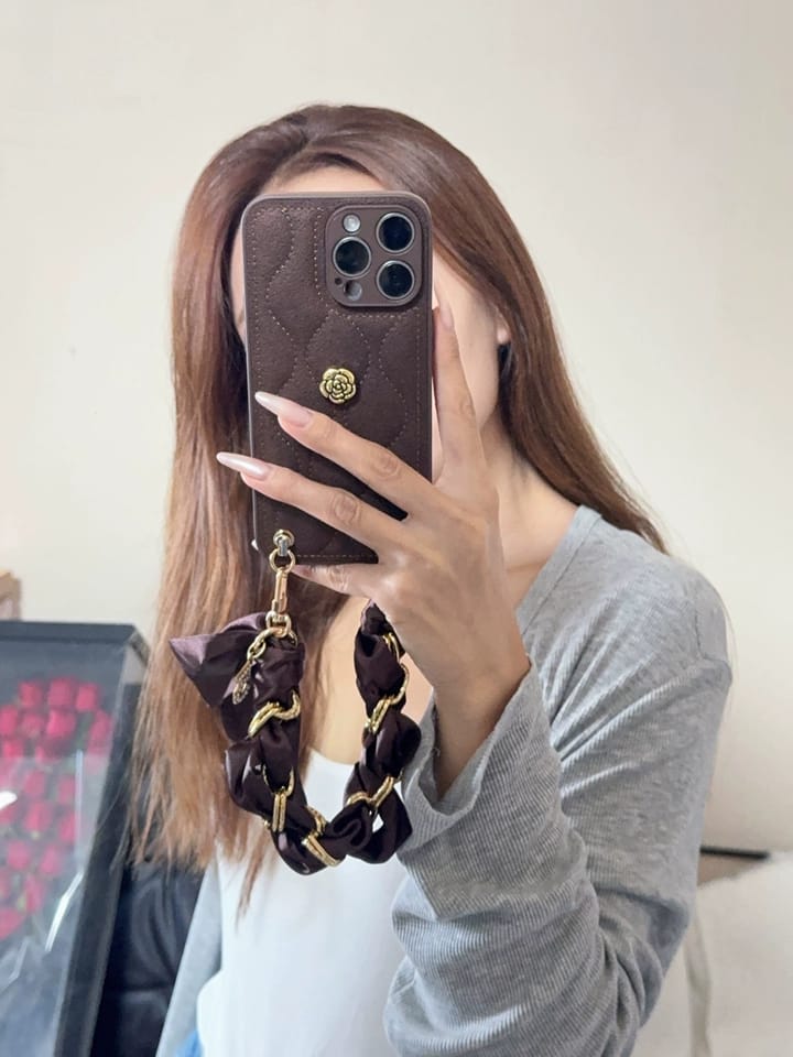 Customer photo review of Brown Quilt Çiçek Rozetli Askılı iPhone Kılıfı