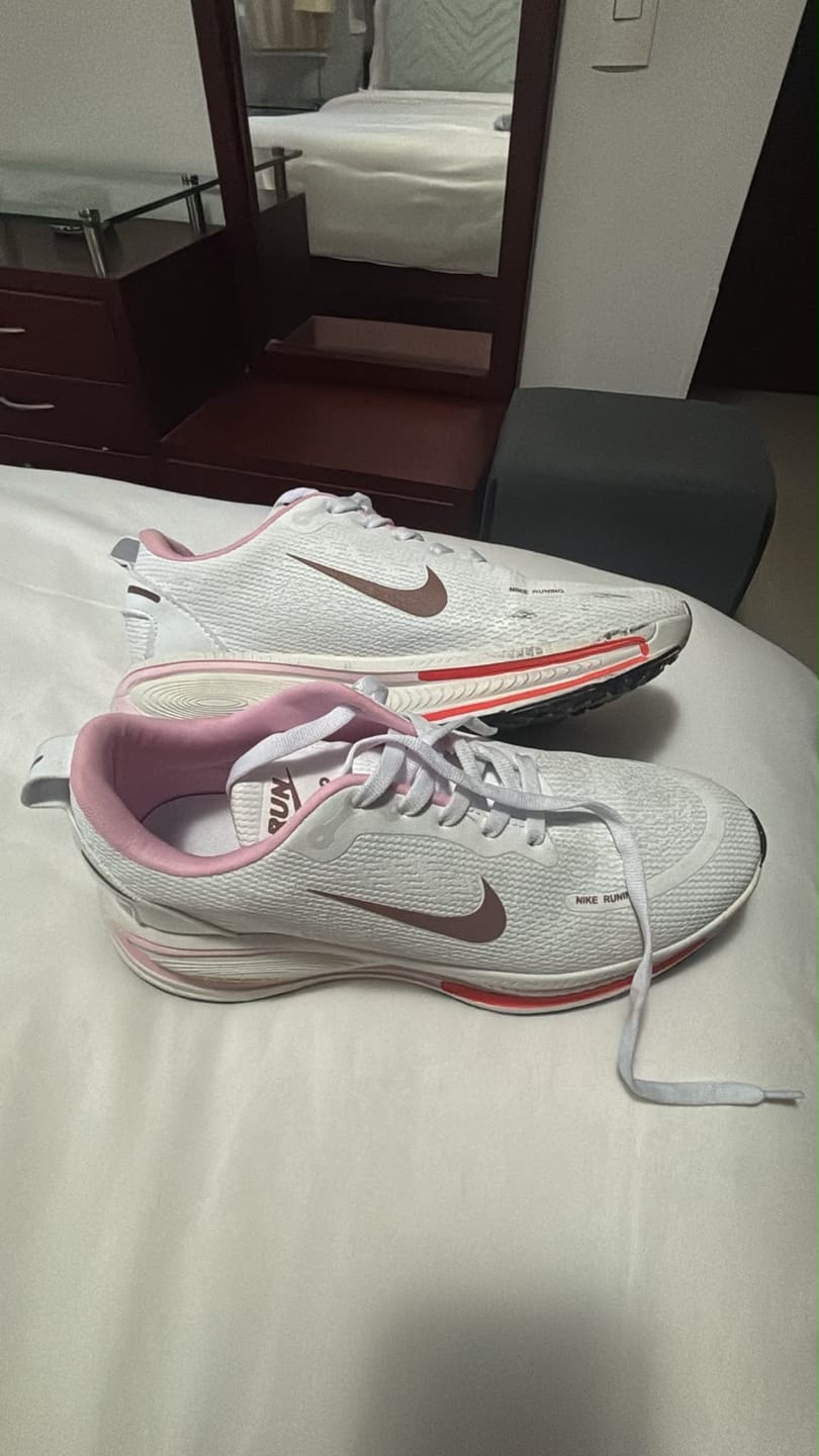 Customer photo review of NIKE VOMERO 18 - DAMA