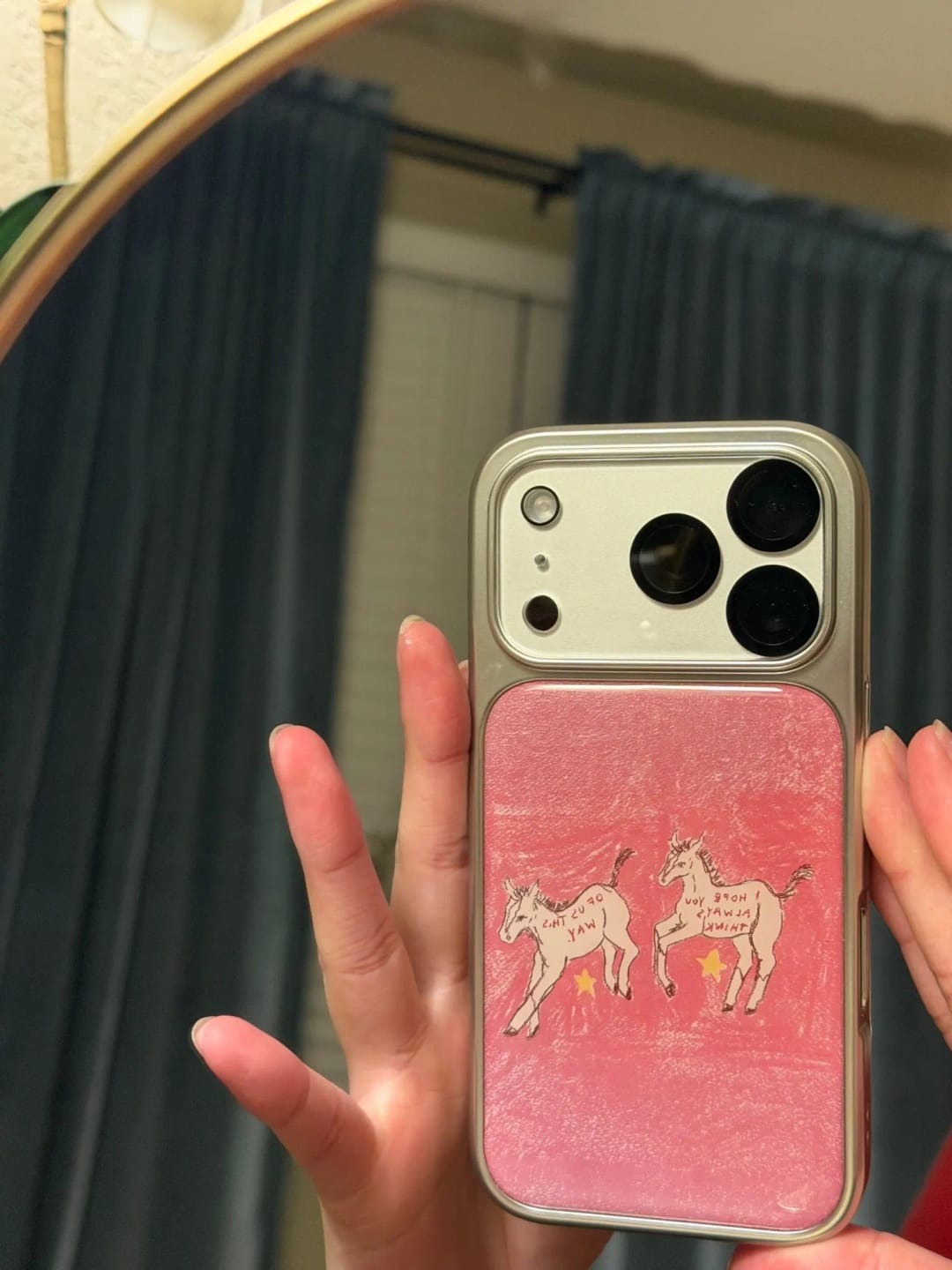 Customer photo review of 2026 Düğmeli Trend Case İphone Gri ve pembe çizgili Hello Kitty