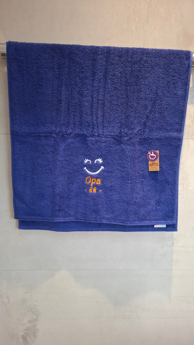 Customer photo review of Personalisiertes Handtuch mit Namen für Erwachsene bestickt