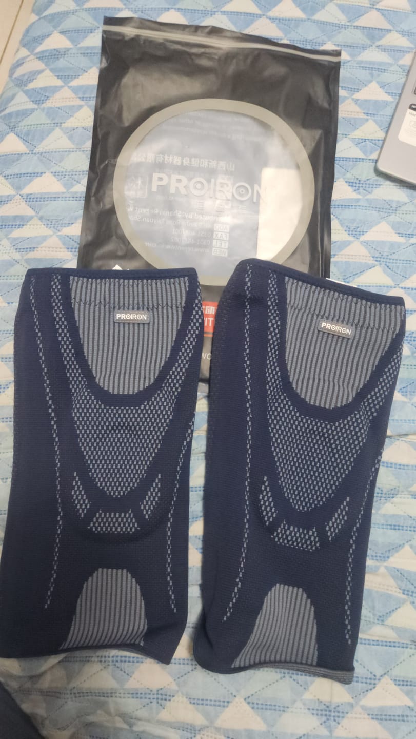 Customer photo review of Rodillera de Compresión con Gel y Estabilizadores en U Azul Con Gris