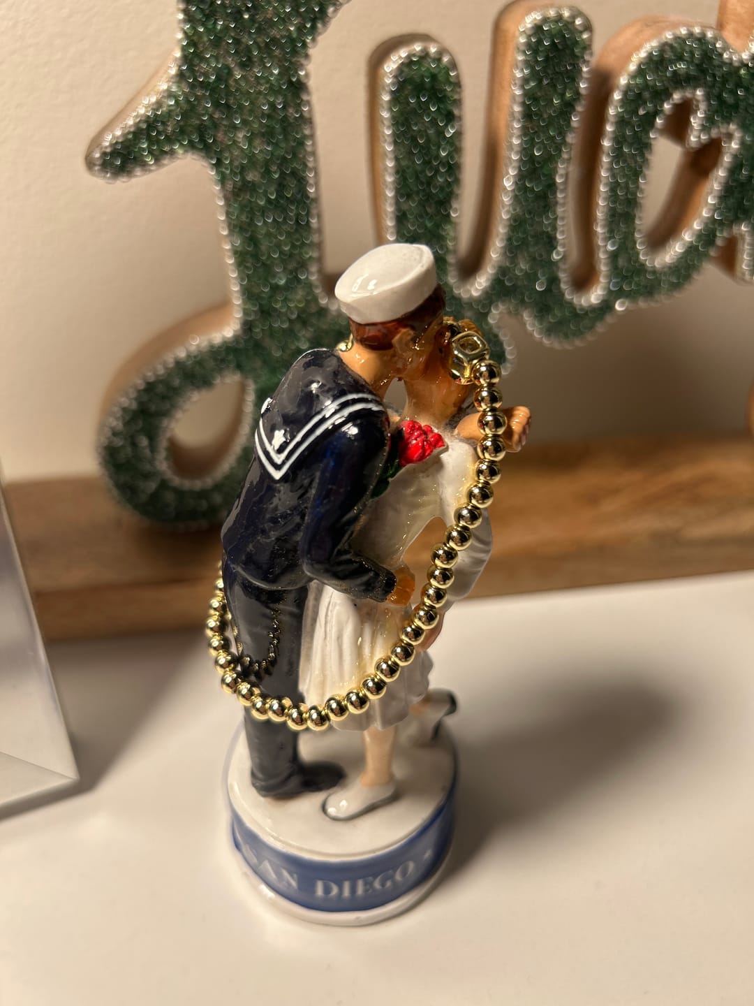 Customer photo review of Pulsera Dorada Bolitas Birthstone Cuadrado