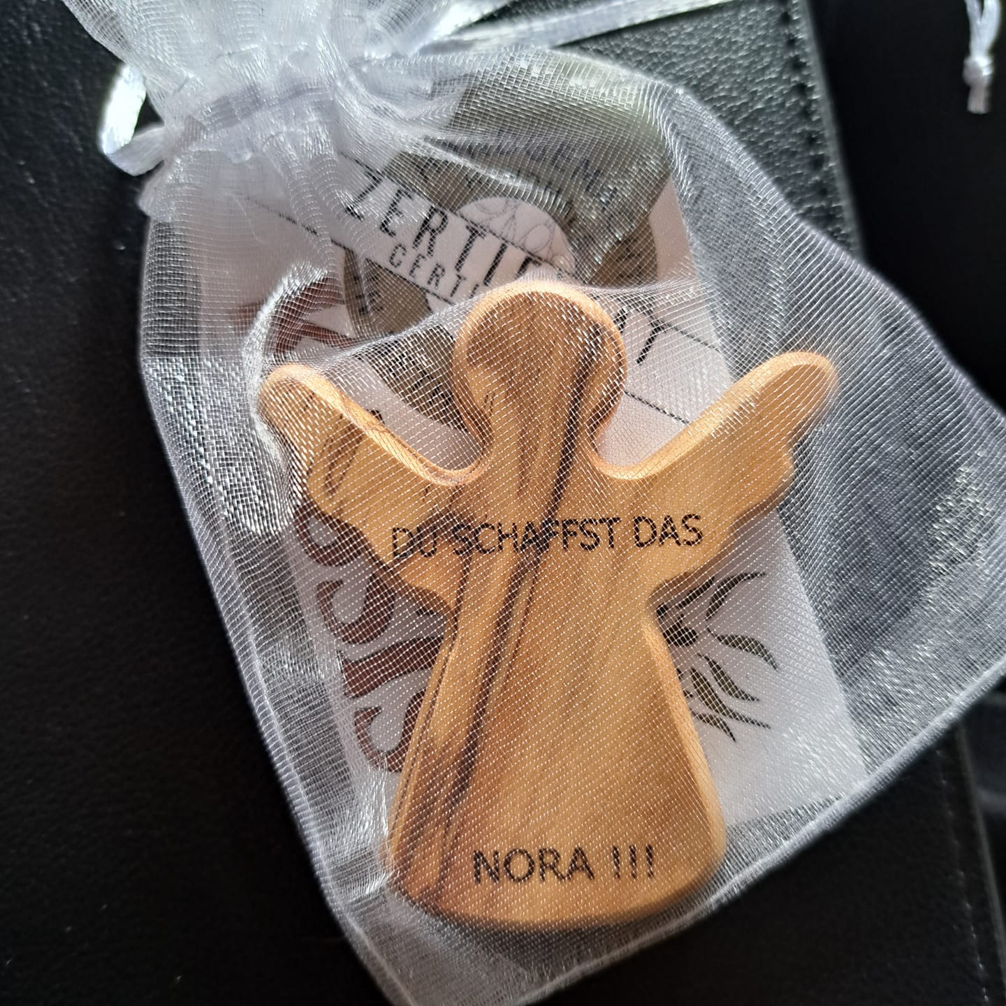 Customer photo review of Personalisierter Schutzengel aus Olivenholz mit Gravur (6 cm) | Handschmeichler als Geschenk zur Taufe, Geburt & Kommunion
